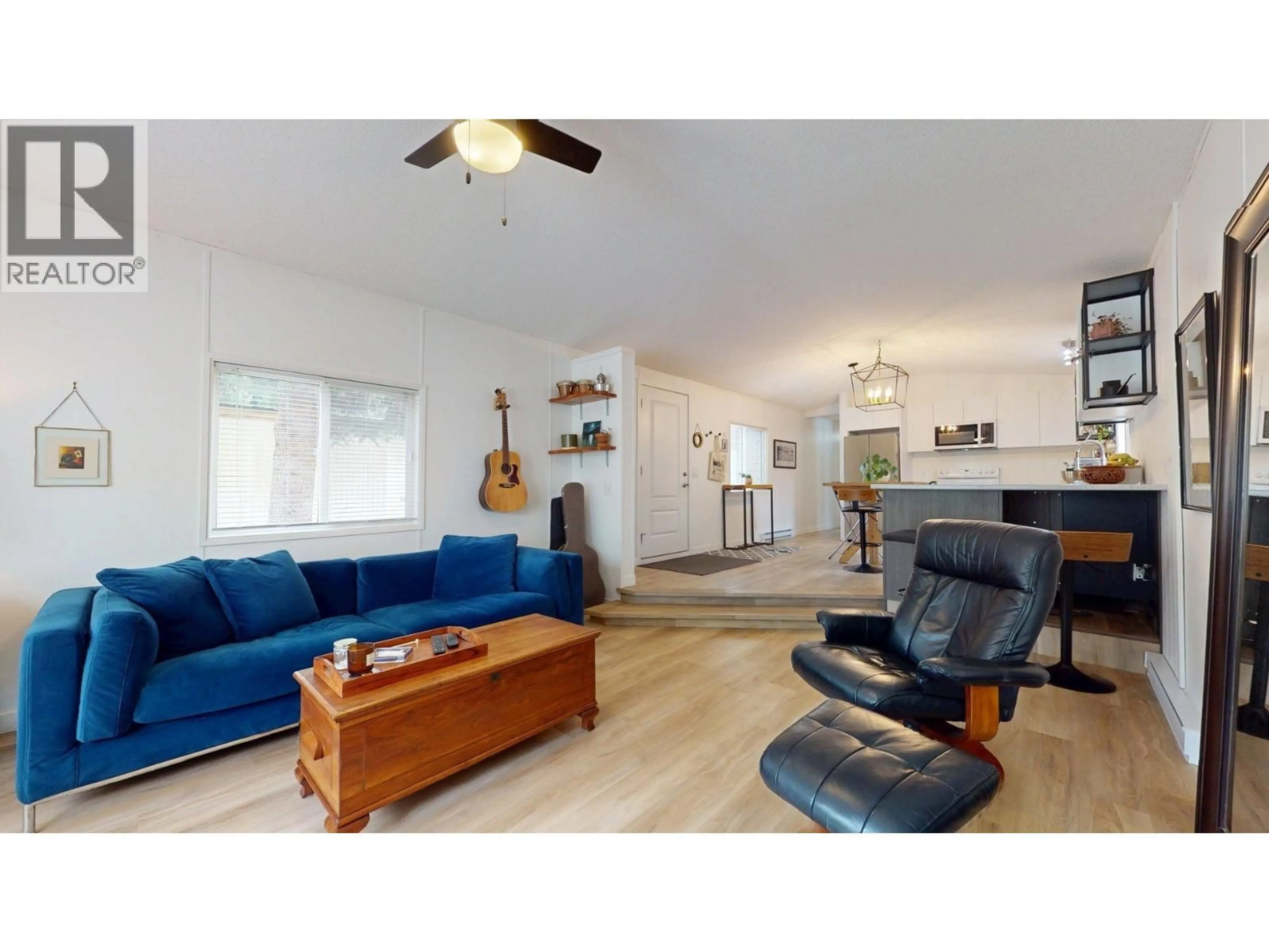 Living room with furniture, wood/laminate floor for 3 - 7617 PEMBERTON, Pemberton British Columbia V0N2L0