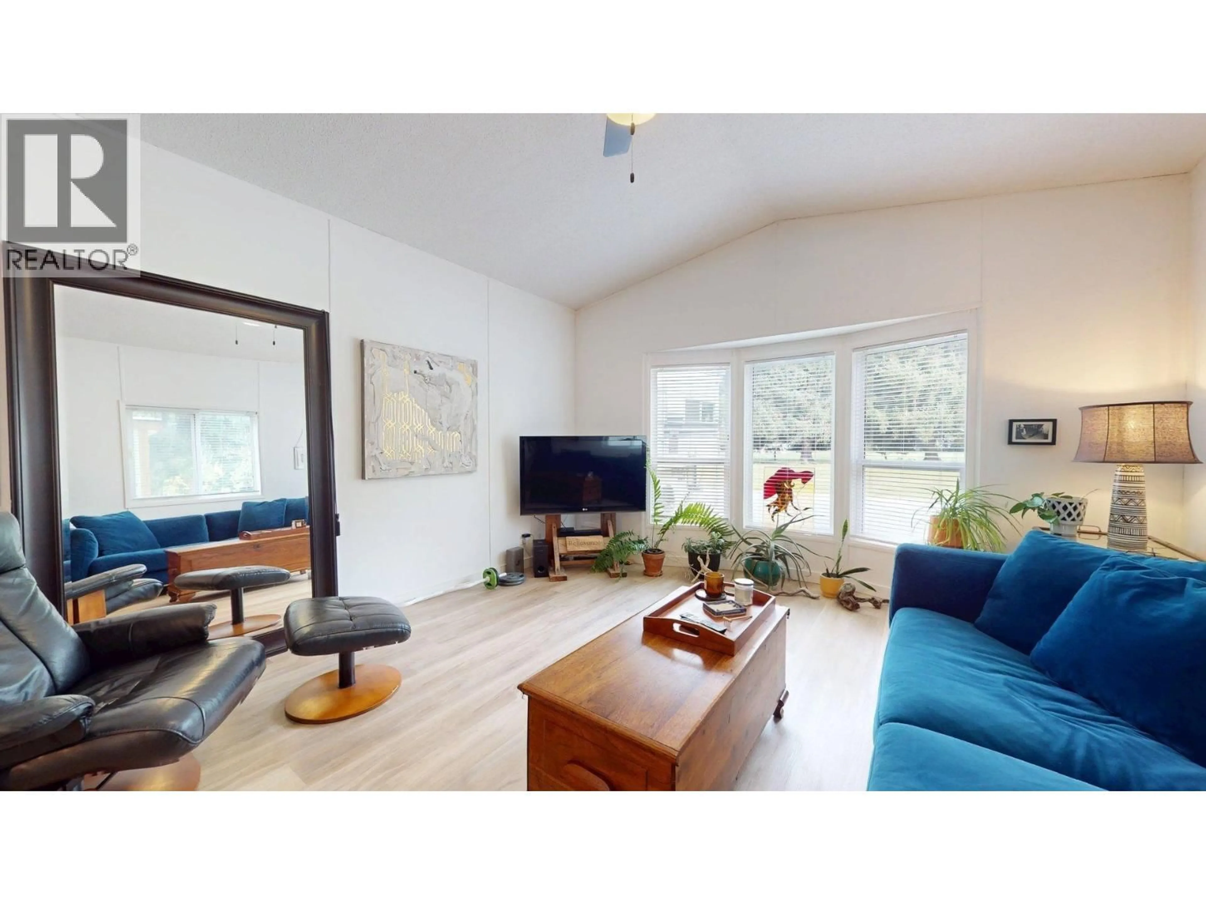 Living room with furniture, wood/laminate floor for 3 - 7617 PEMBERTON, Pemberton British Columbia V0N2L0