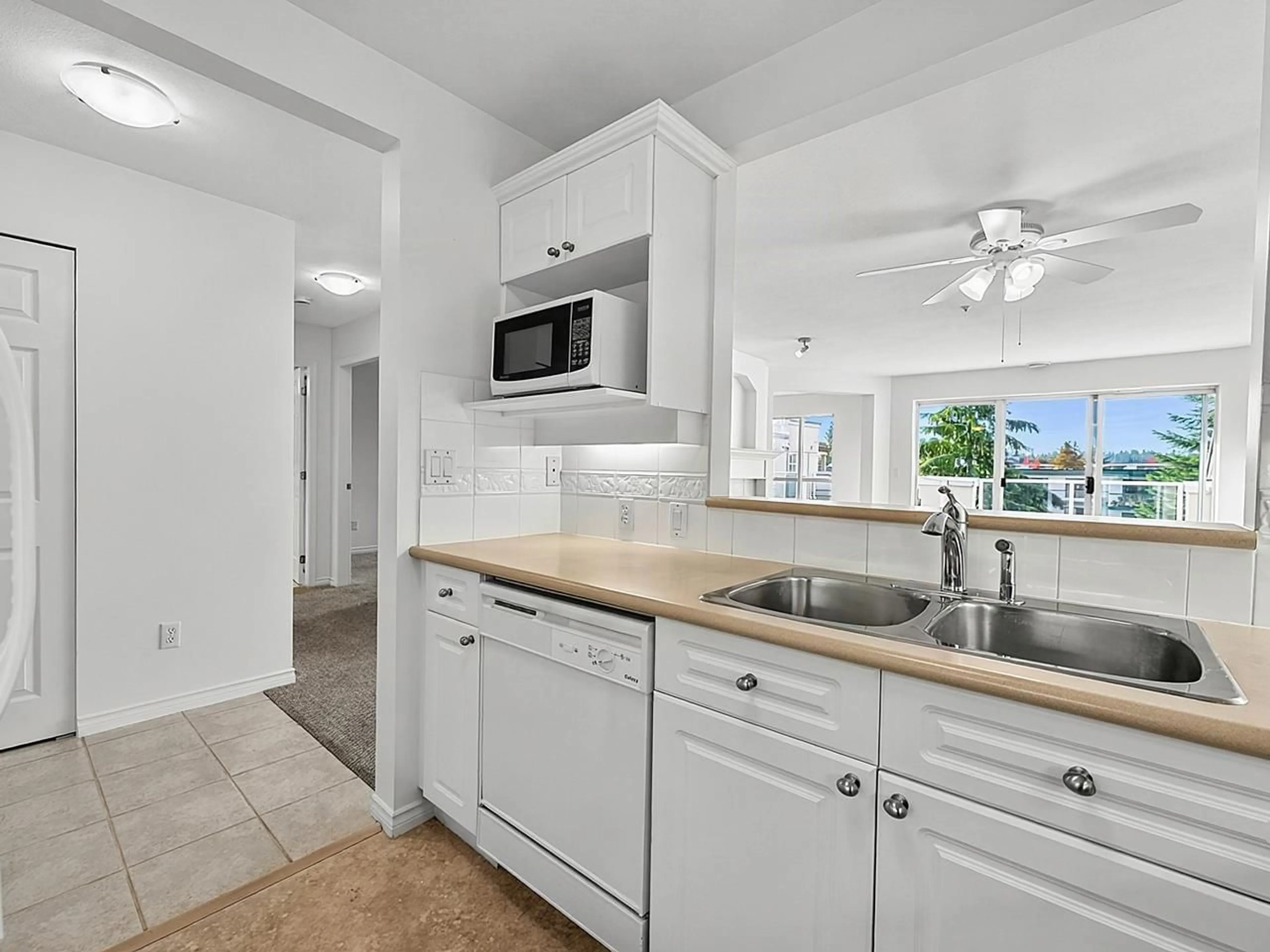 Standard kitchen, ceramic/tile floor for 302 - 20448 PARK AVENUE, Langley British Columbia V3A4N3