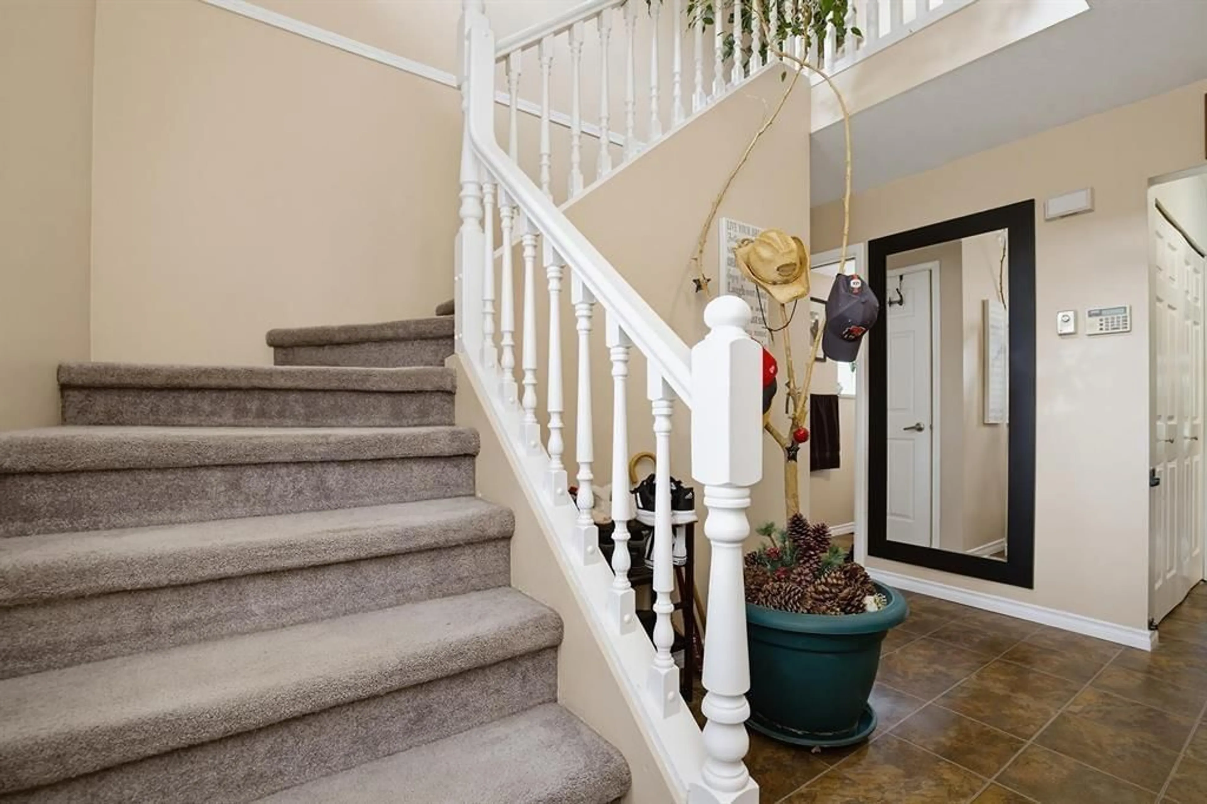 Indoor foyer for 7957 BURDOCK STREET, Mission British Columbia V2V4Y5