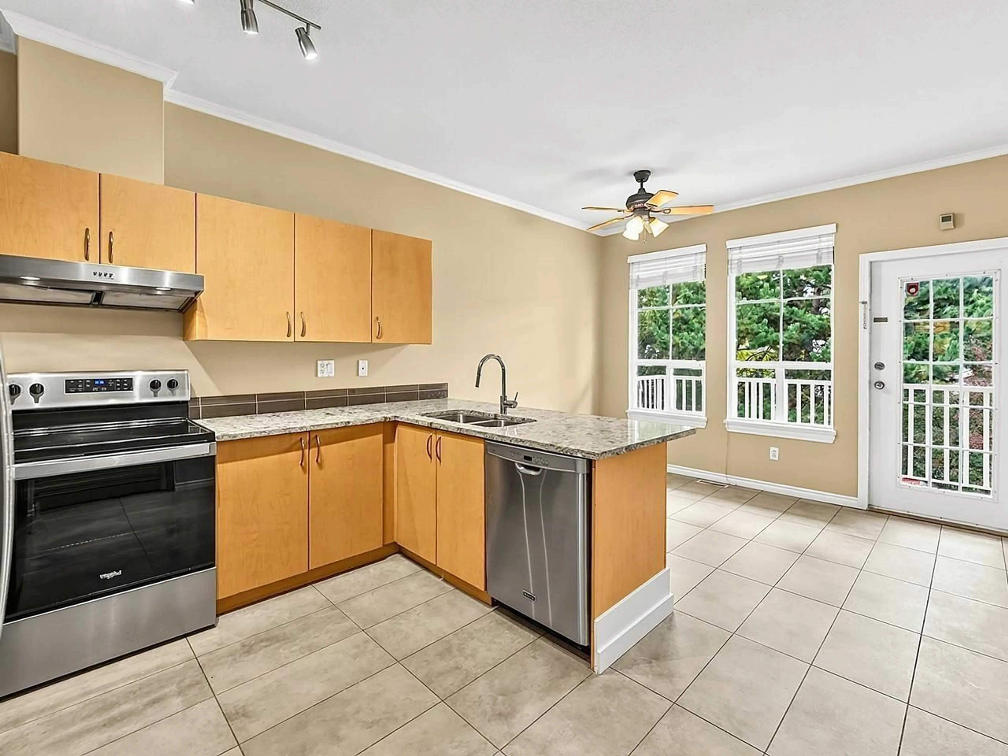 Open concept kitchen, ceramic/tile floor for 64 - 14952 58 AVENUE, Surrey British Columbia V3S9J2