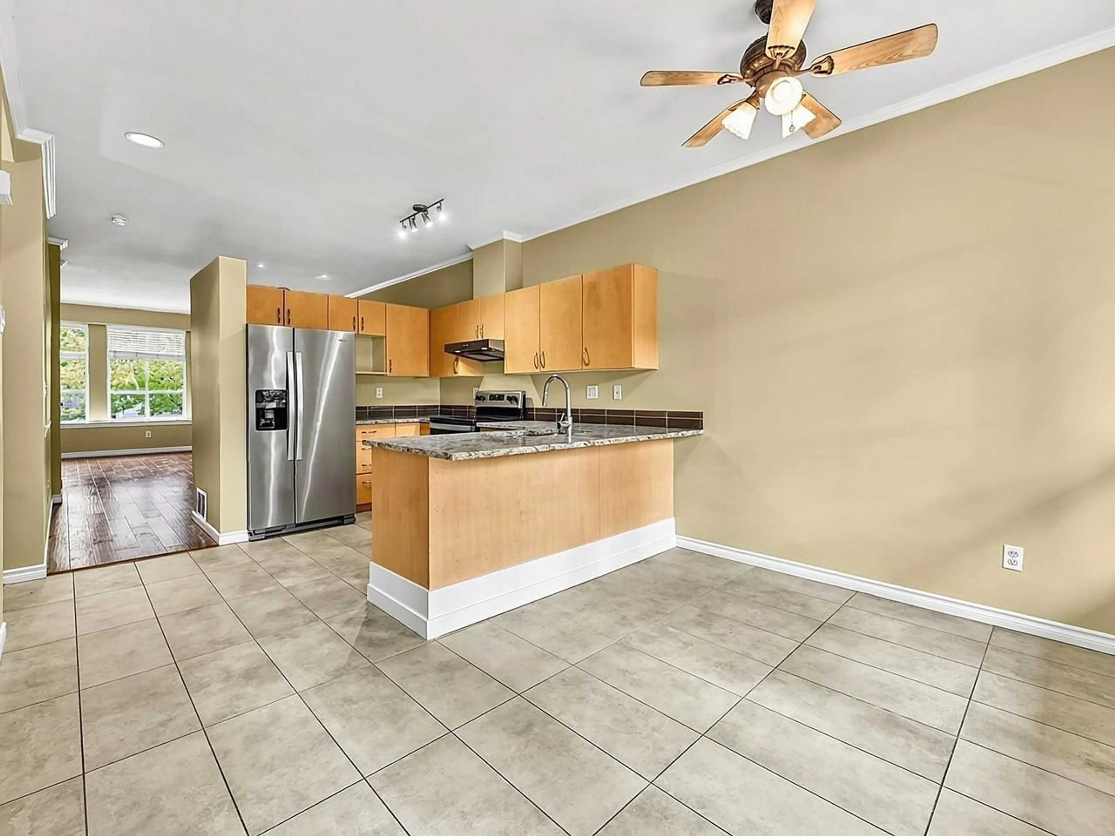 Open concept kitchen, ceramic/tile floor for 64 - 14952 58 AVENUE, Surrey British Columbia V3S9J2