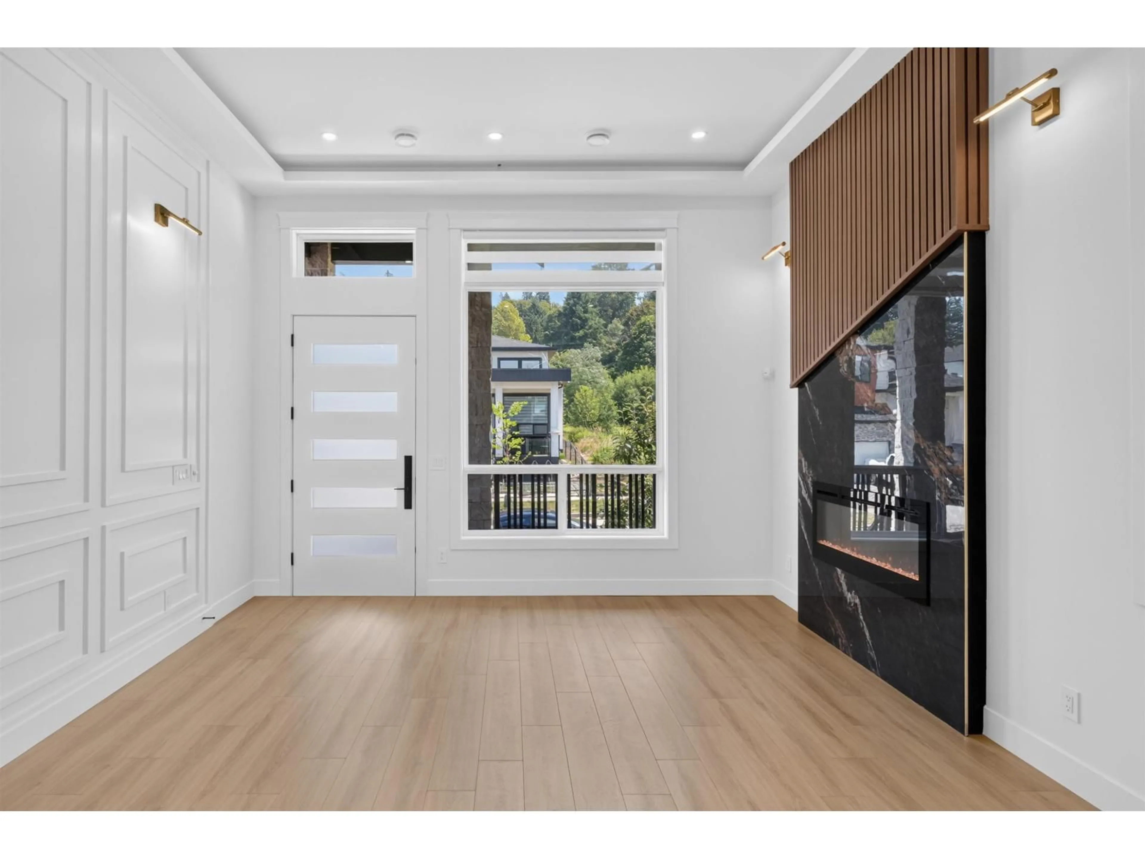Indoor entryway for 10627 124A STREET, Surrey British Columbia V3V0E2