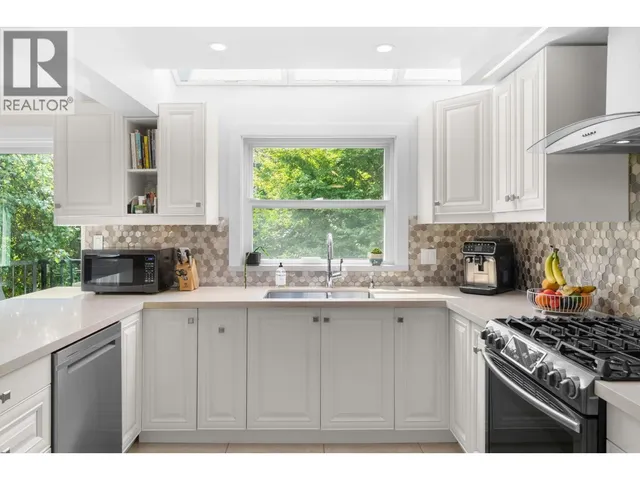 4 - 230 16TH STREET, North Vancouver 2