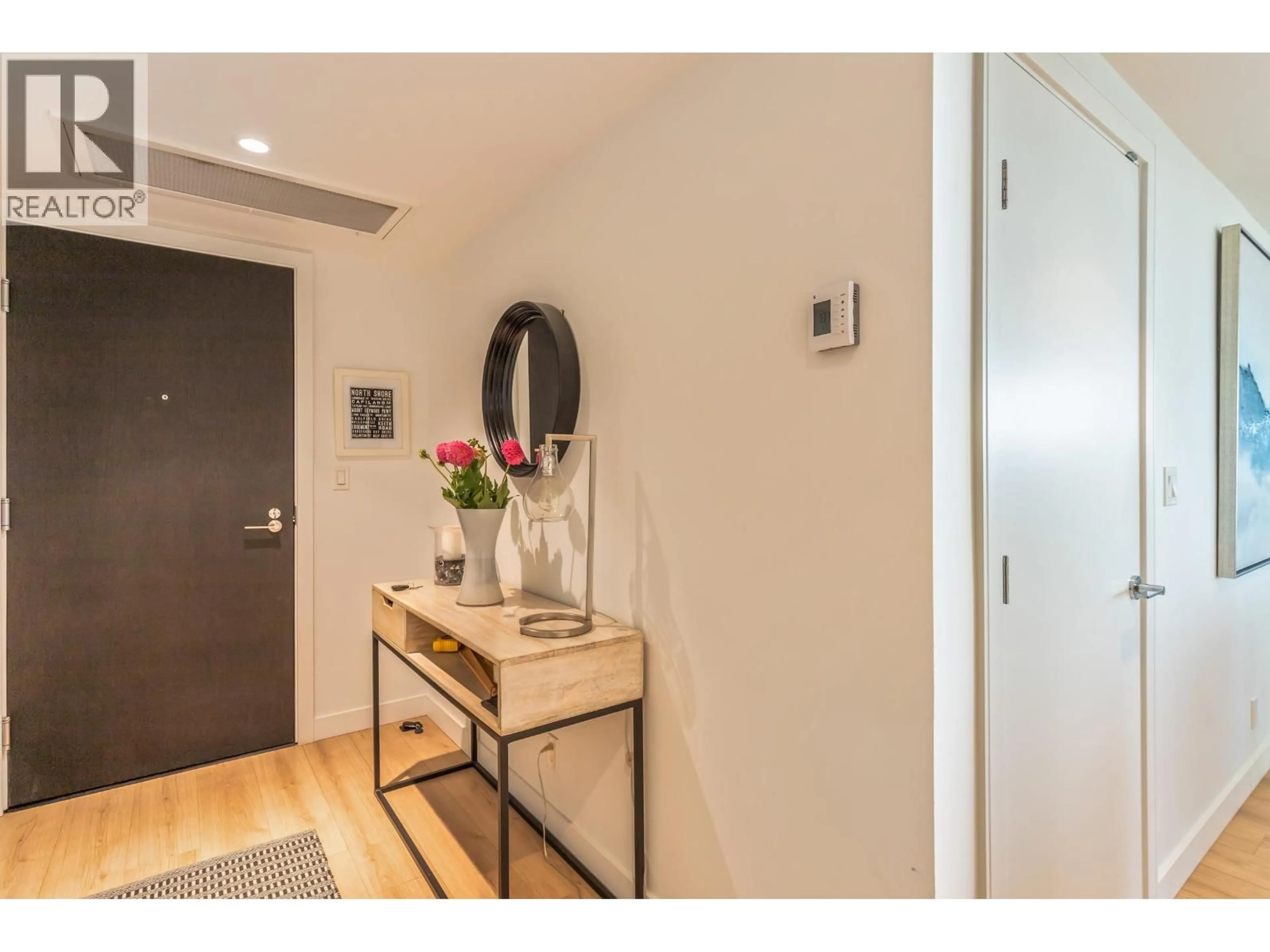 Indoor entryway for 706 - 1500 FERN STREET, North Vancouver British Columbia V7J0E6