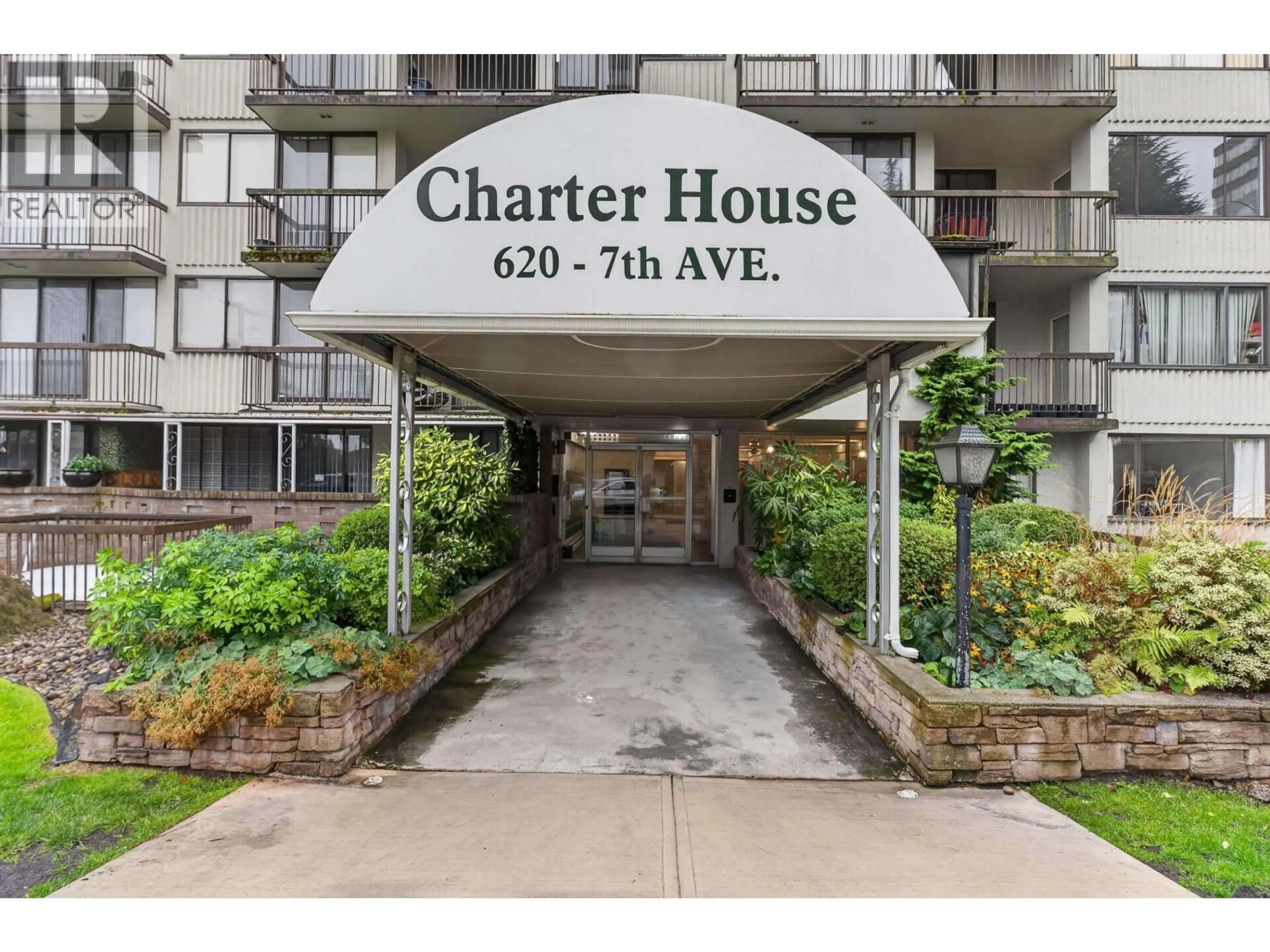 Indoor foyer for 104 - 620 SEVENTH AVENUE, New Westminster British Columbia V3M5T6