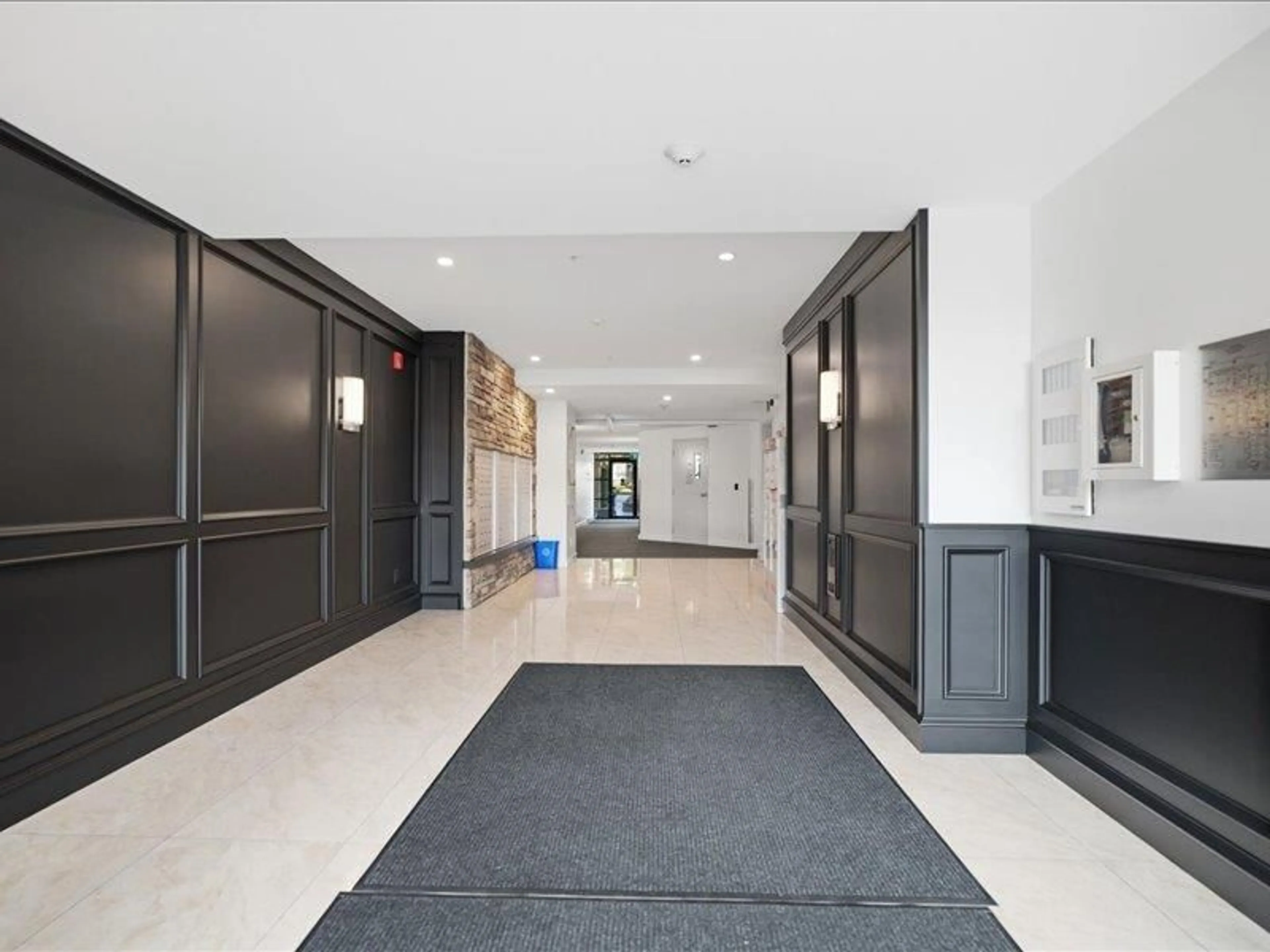 Indoor foyer for 103 - 2860 TRETHEWEY STREET, Abbotsford British Columbia V2T0G5