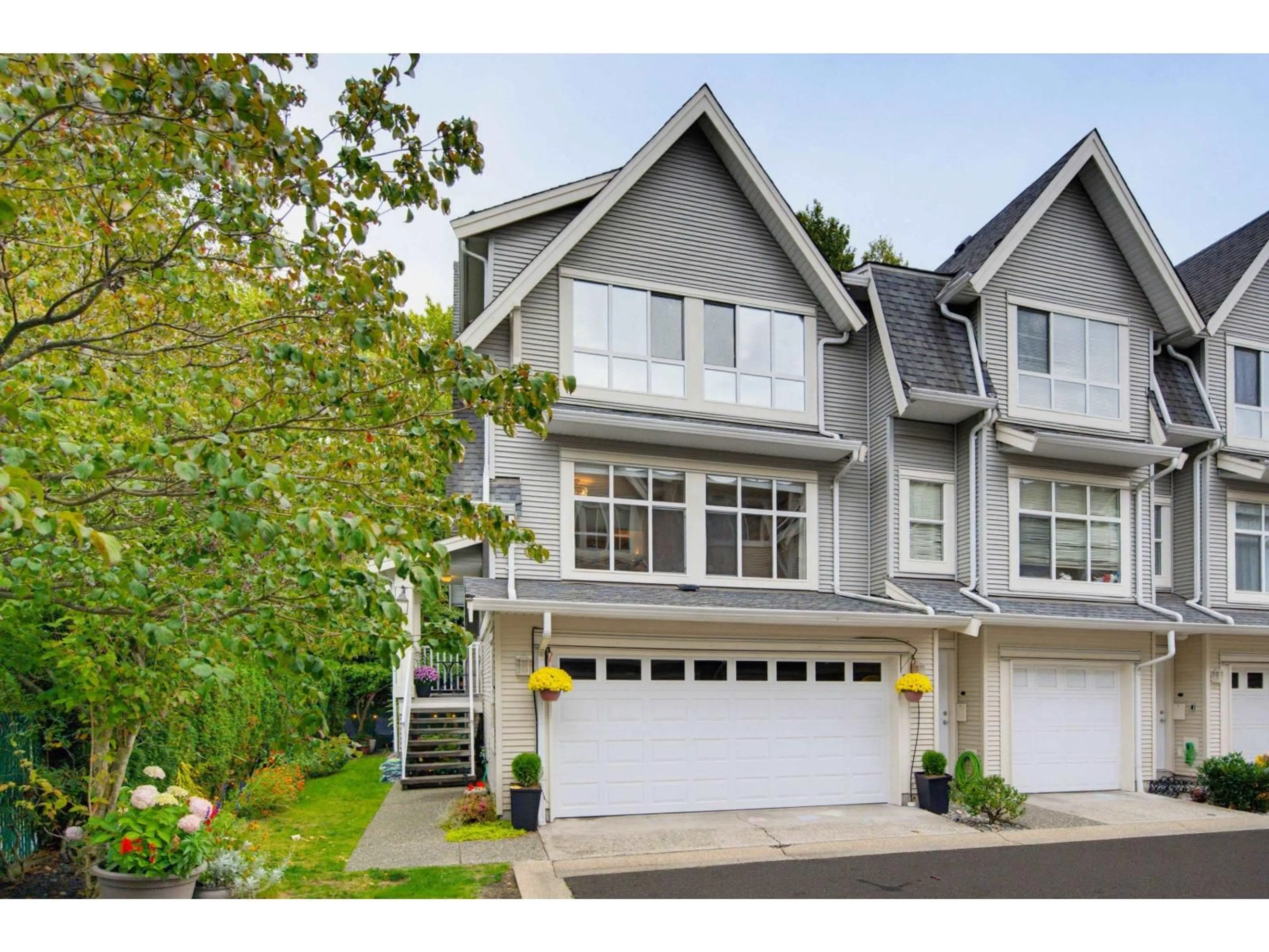 Home with vinyl exterior material, street for 72 - 6450 199 STREET, Langley British Columbia V2Y2X1