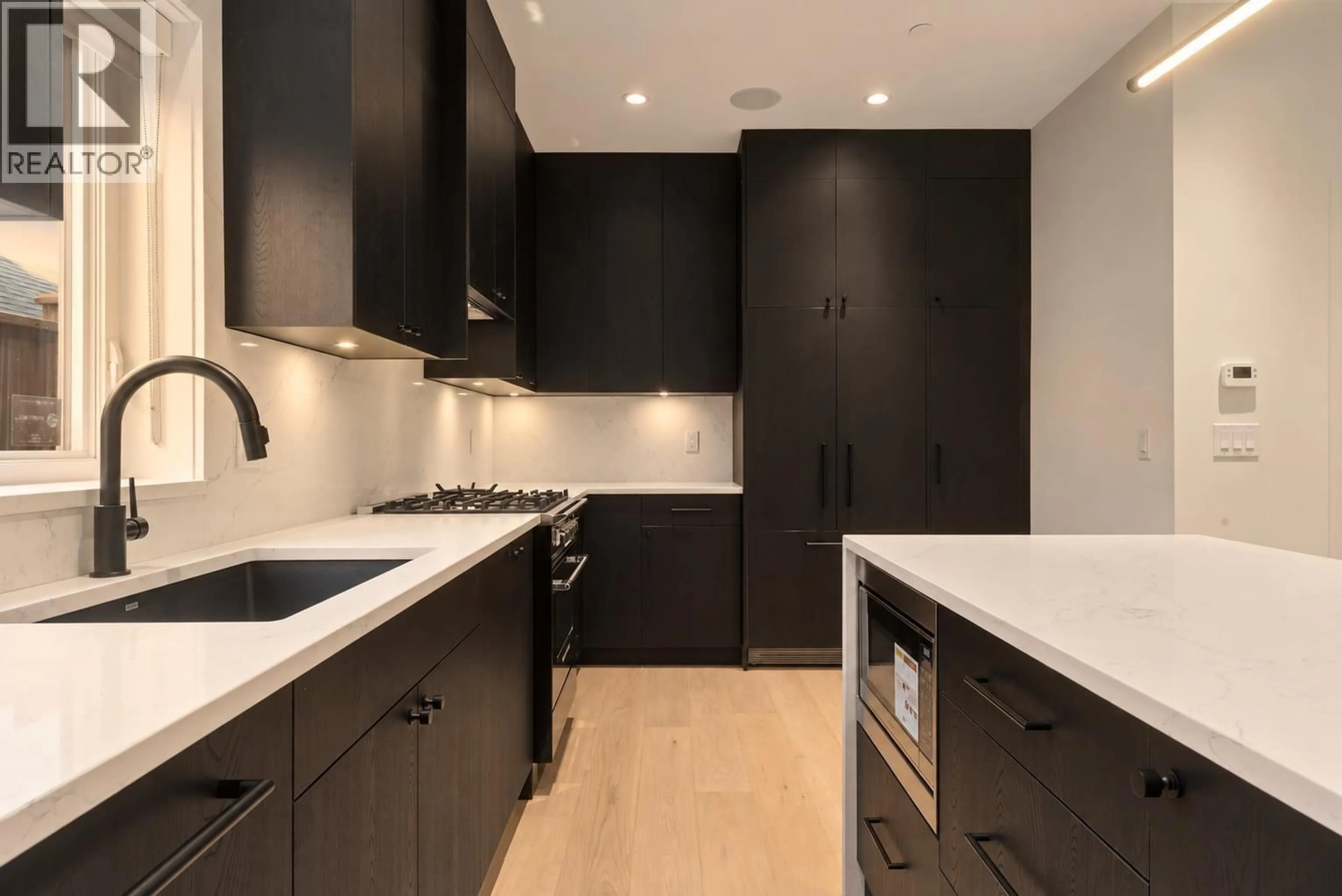 Contemporary kitchen, unknown for 1 - 2539 GRANT STREET, Vancouver British Columbia V5K3G6