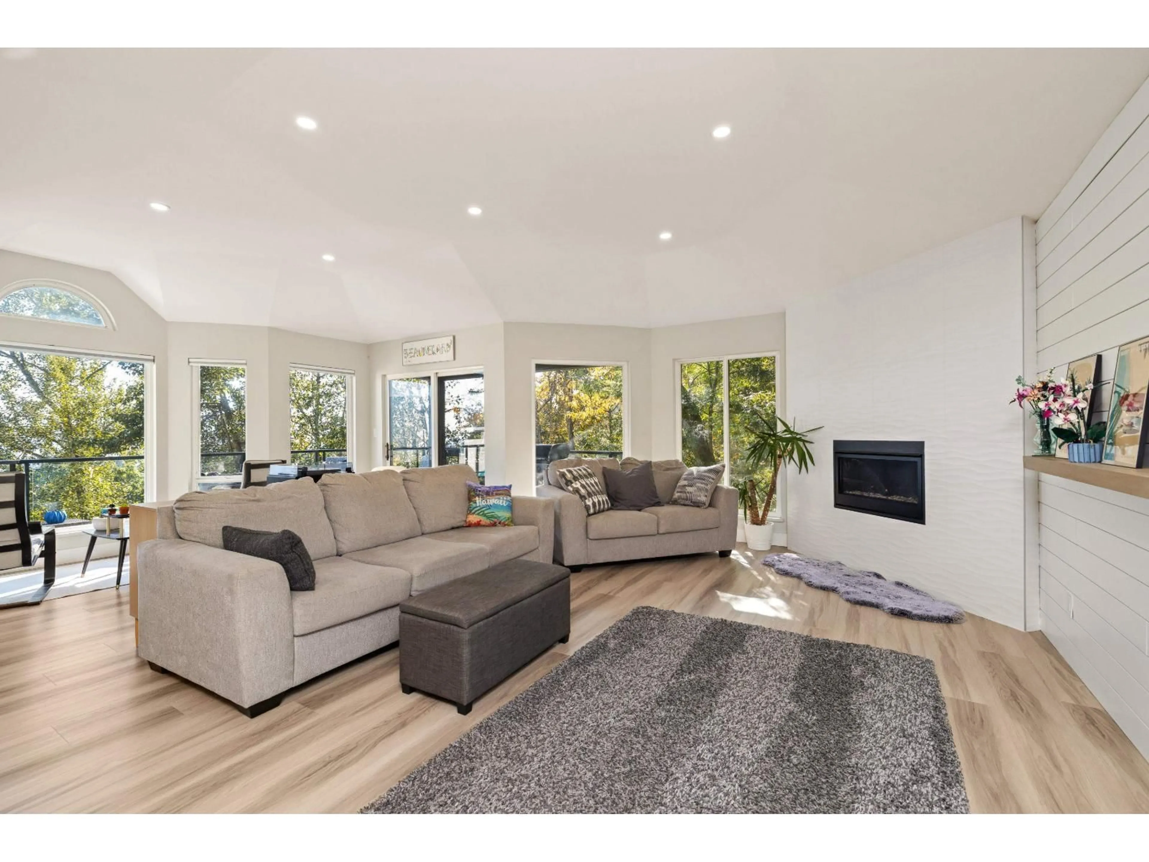 Living room with furniture, wood/laminate floor for 35942 EMPRESS DRIVE, Abbotsford British Columbia V3G1S1