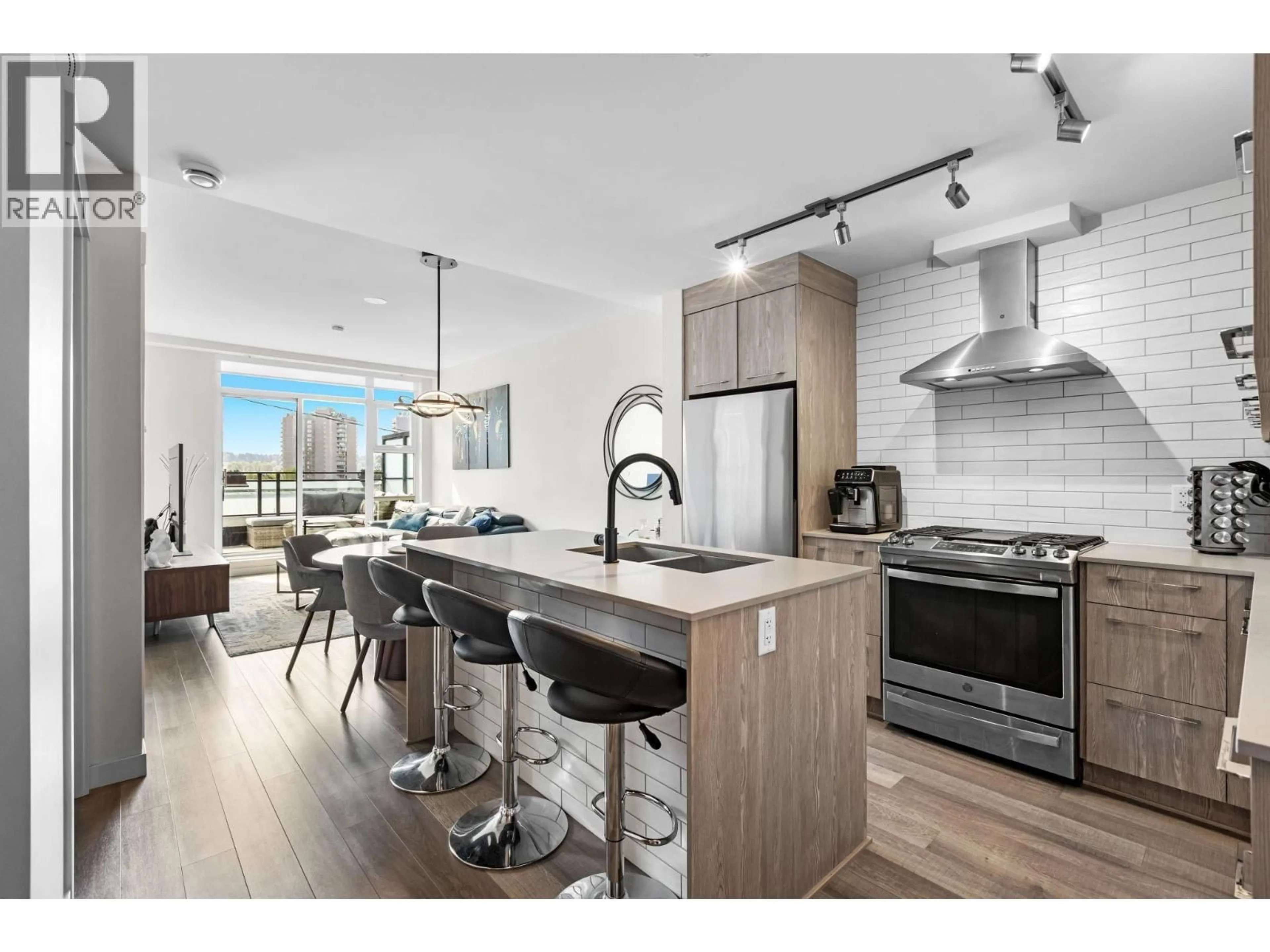 Open concept kitchen, wood/laminate floor for 1013 QUEBEC STREET, New Westminster British Columbia V3M0M3