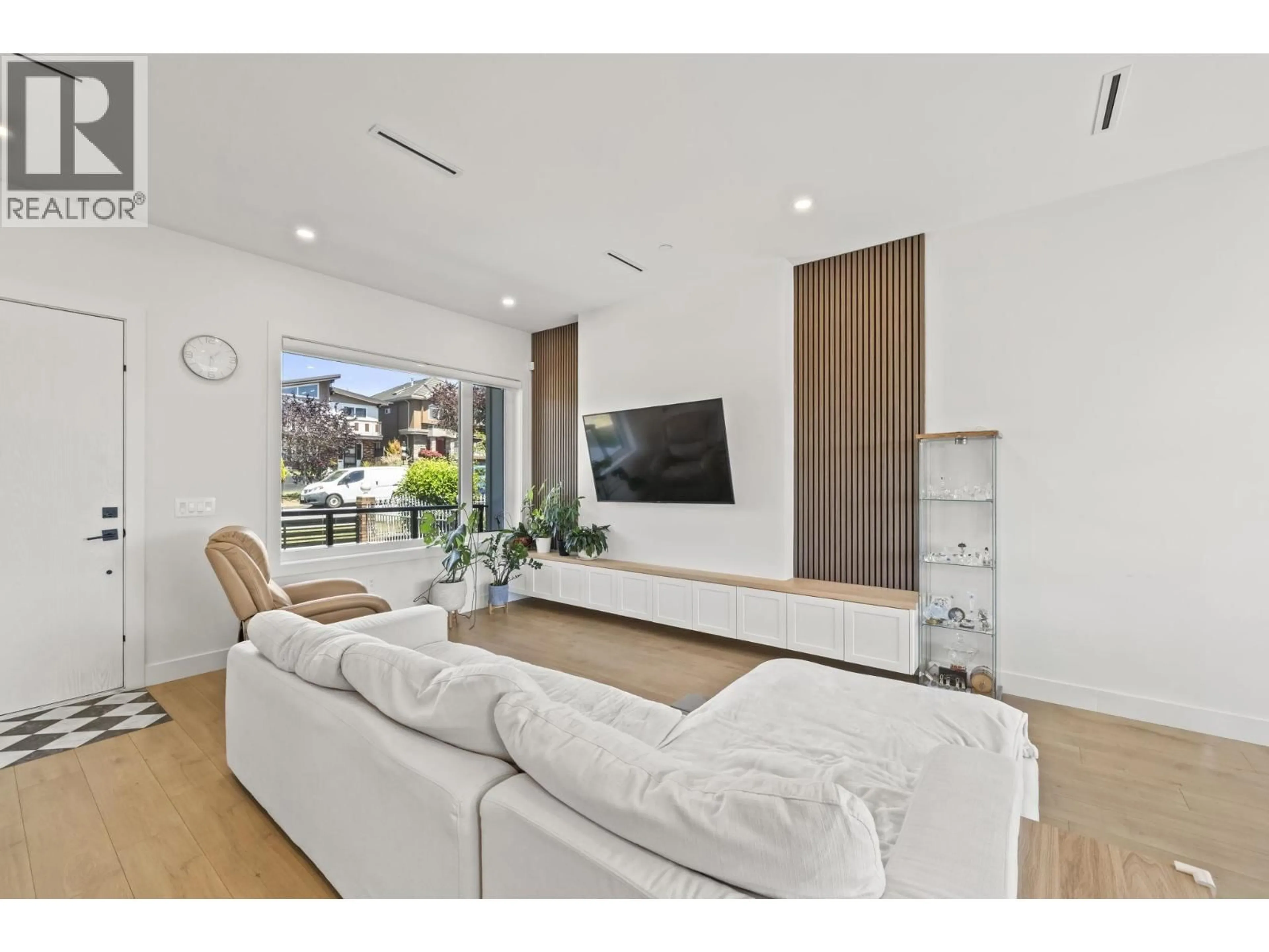 Living room with furniture, wood/laminate floor for 742 58TH AVENUE, Vancouver British Columbia V5X1W3
