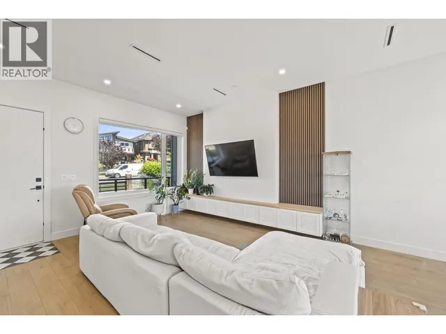 742 58TH AVENUE, Vancouver 4