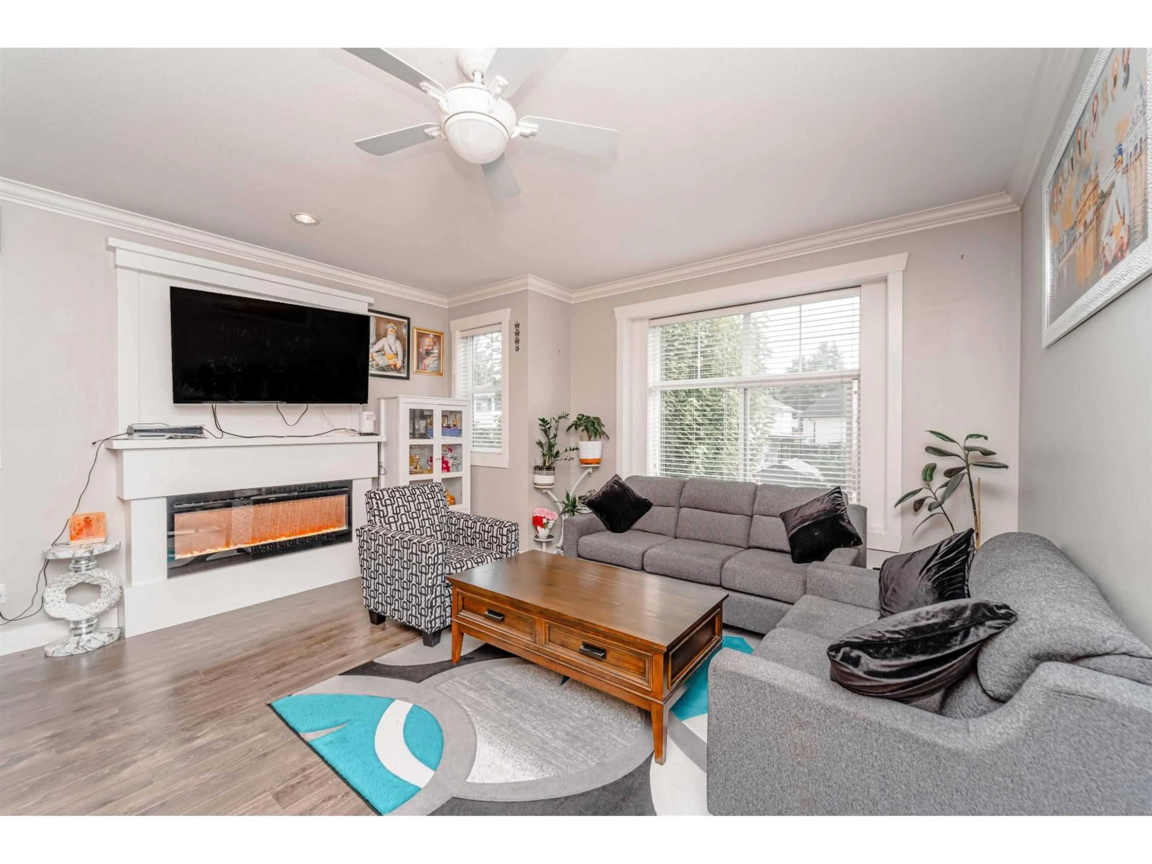 Living room with furniture, wood/laminate floor for 20 - 33860 MARSHALL ROAD, Abbotsford British Columbia V2S0E8