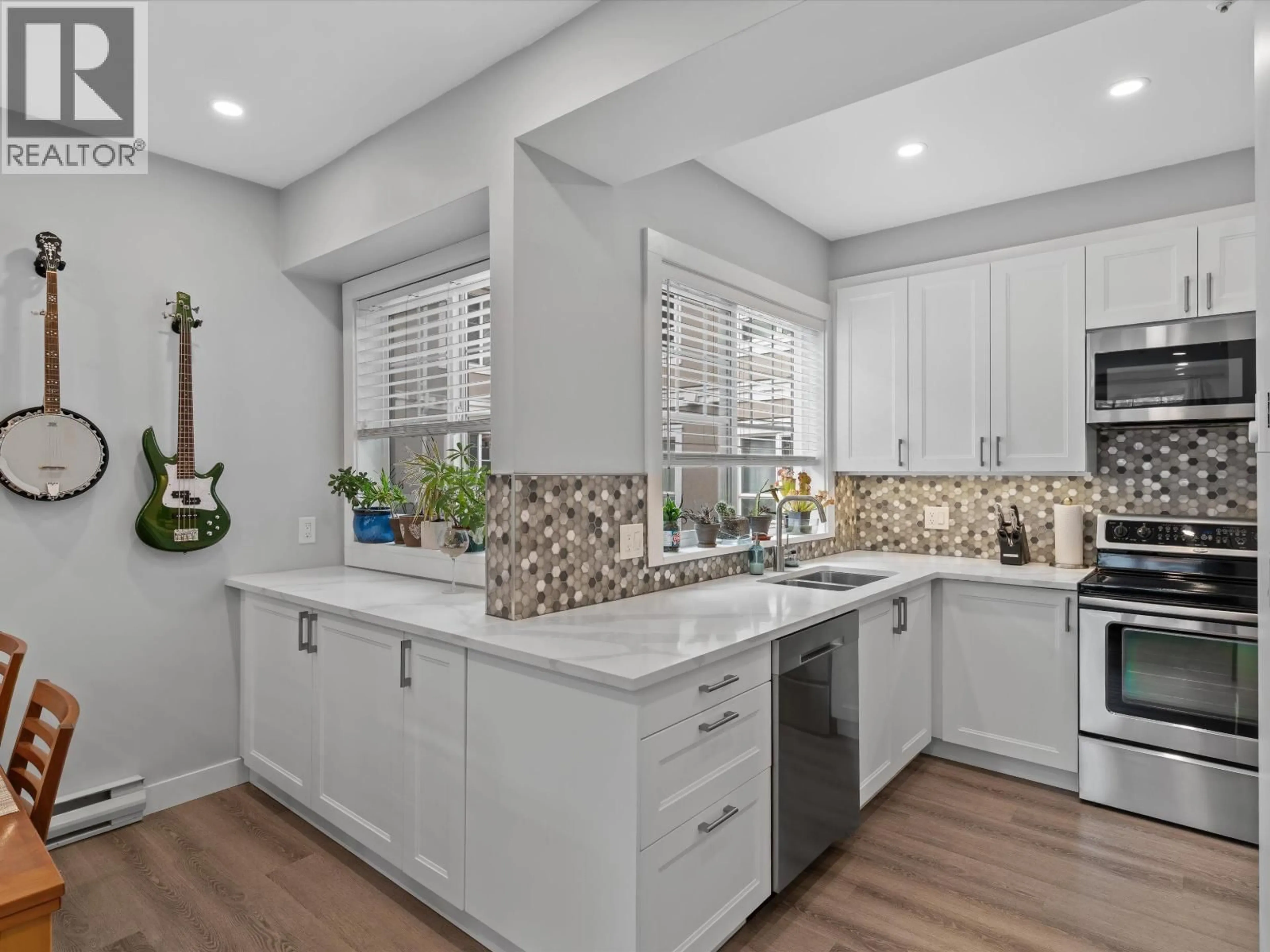 Open concept kitchen, ceramic/tile floor for 17 - 2422 HAWTHORNE AVENUE, Port Coquitlam British Columbia V3C6K7