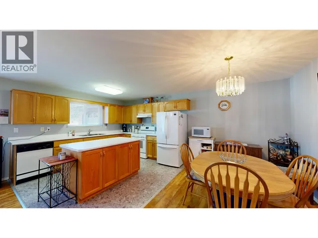 2 202 8TH STREET, 100 Mile House 3