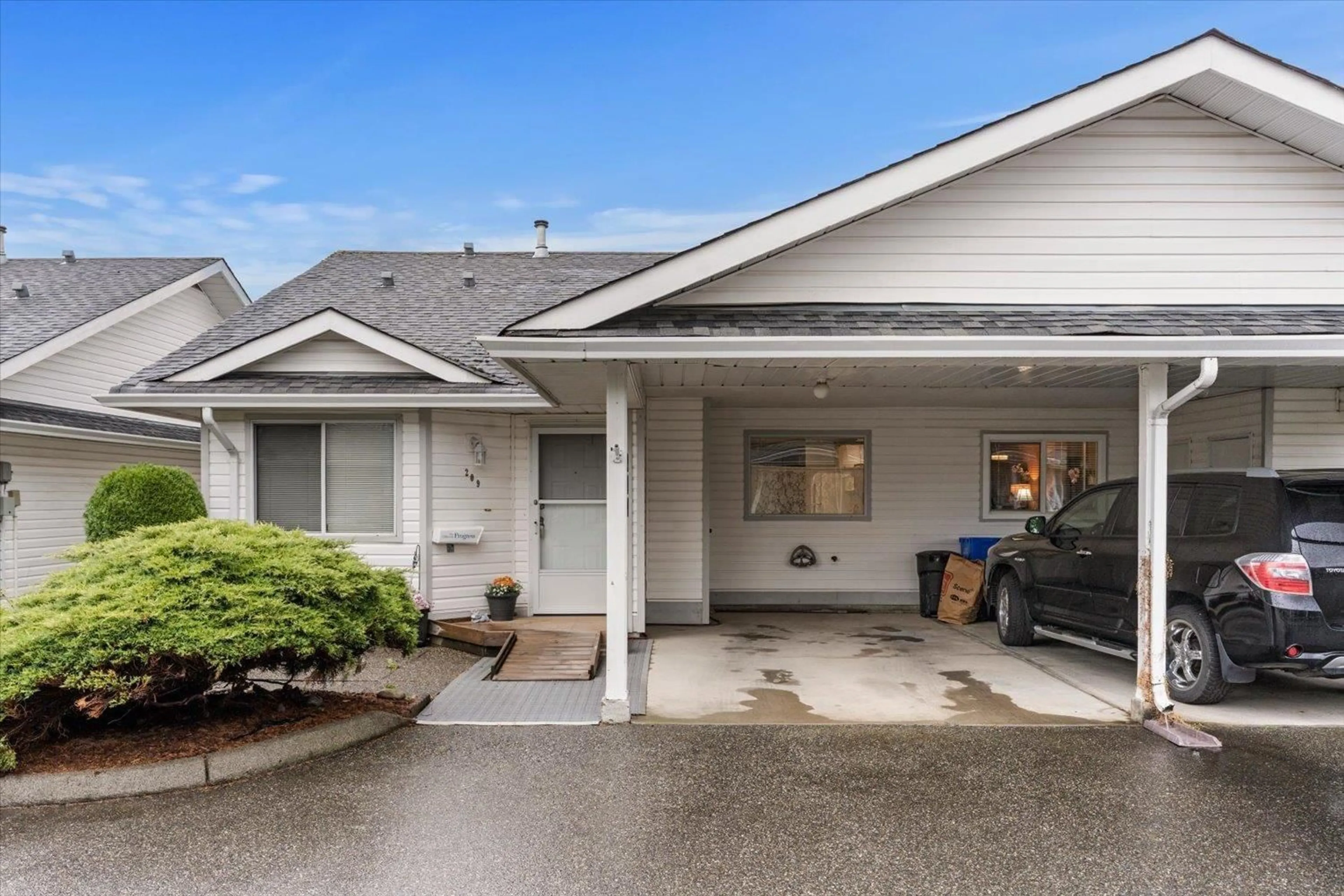 Home with vinyl exterior material, street for 209 - 7610 EVANS ROAD, Chilliwack British Columbia V2R2Z5