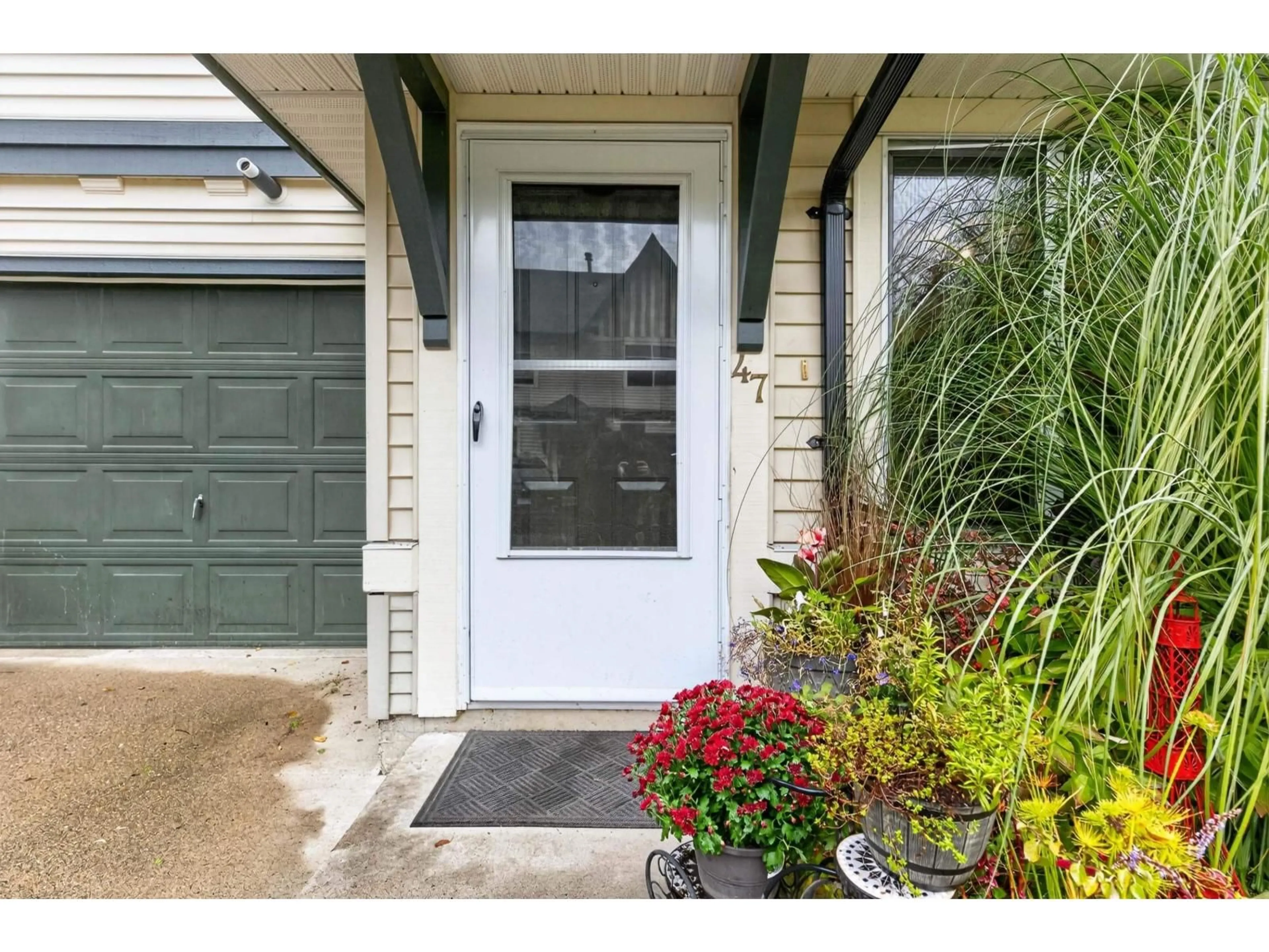 Indoor entryway for 47 - 18883 65 STREET, Surrey British Columbia V3S8Y2