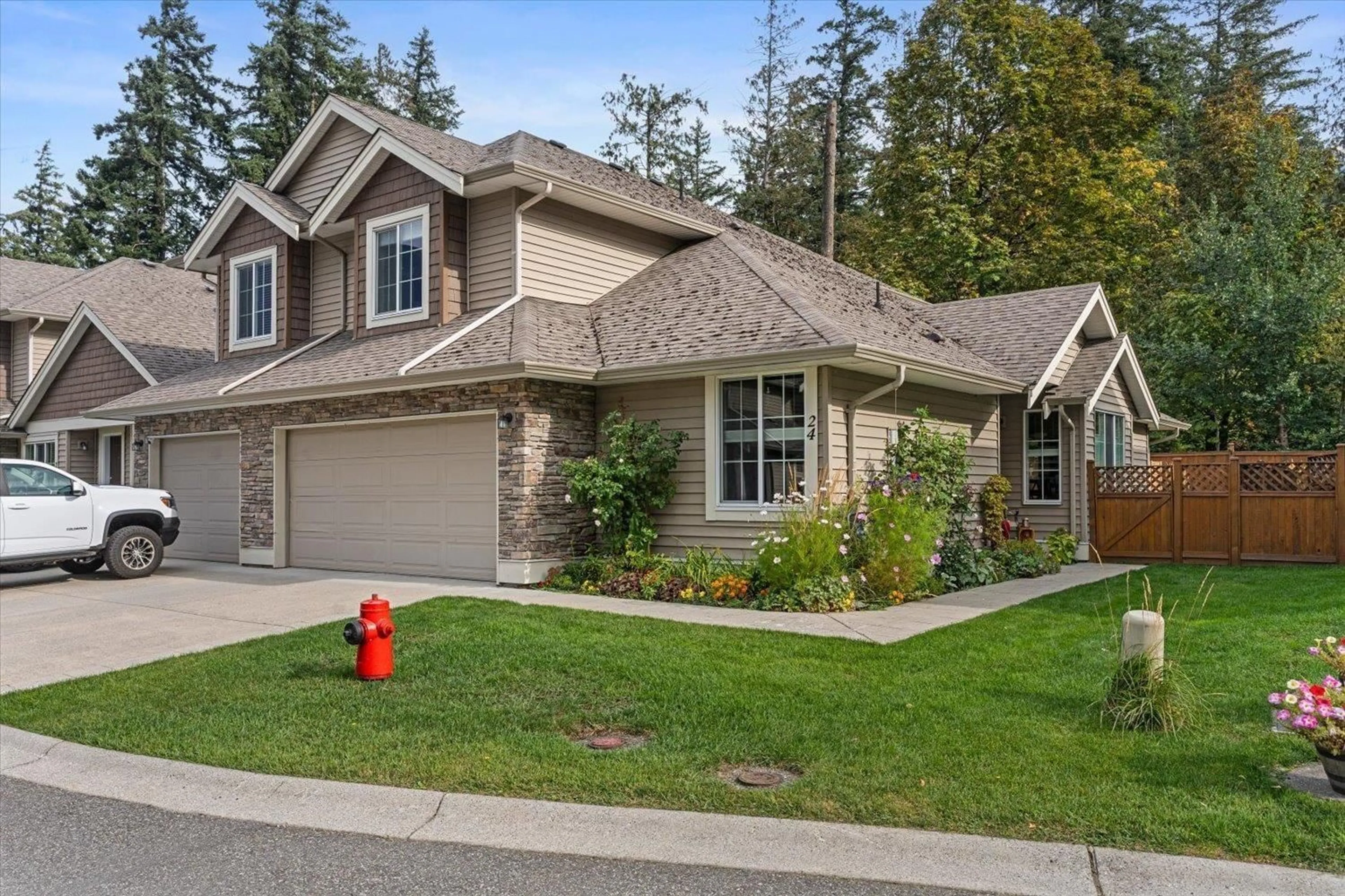 Home with vinyl exterior material, street for 24 - 1175 7TH AVENUE, Hope British Columbia V0X1L4