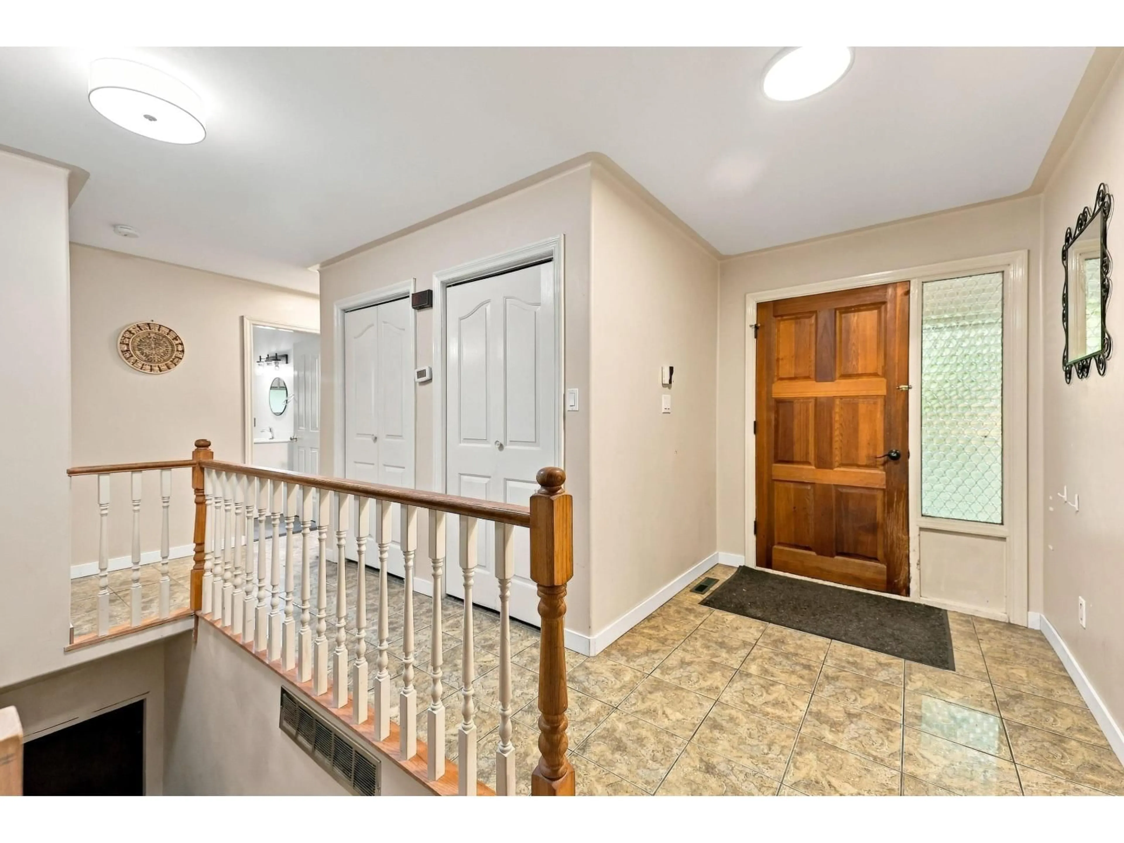 Indoor entryway for 14373 115 AVENUE, Surrey British Columbia V3R2P9