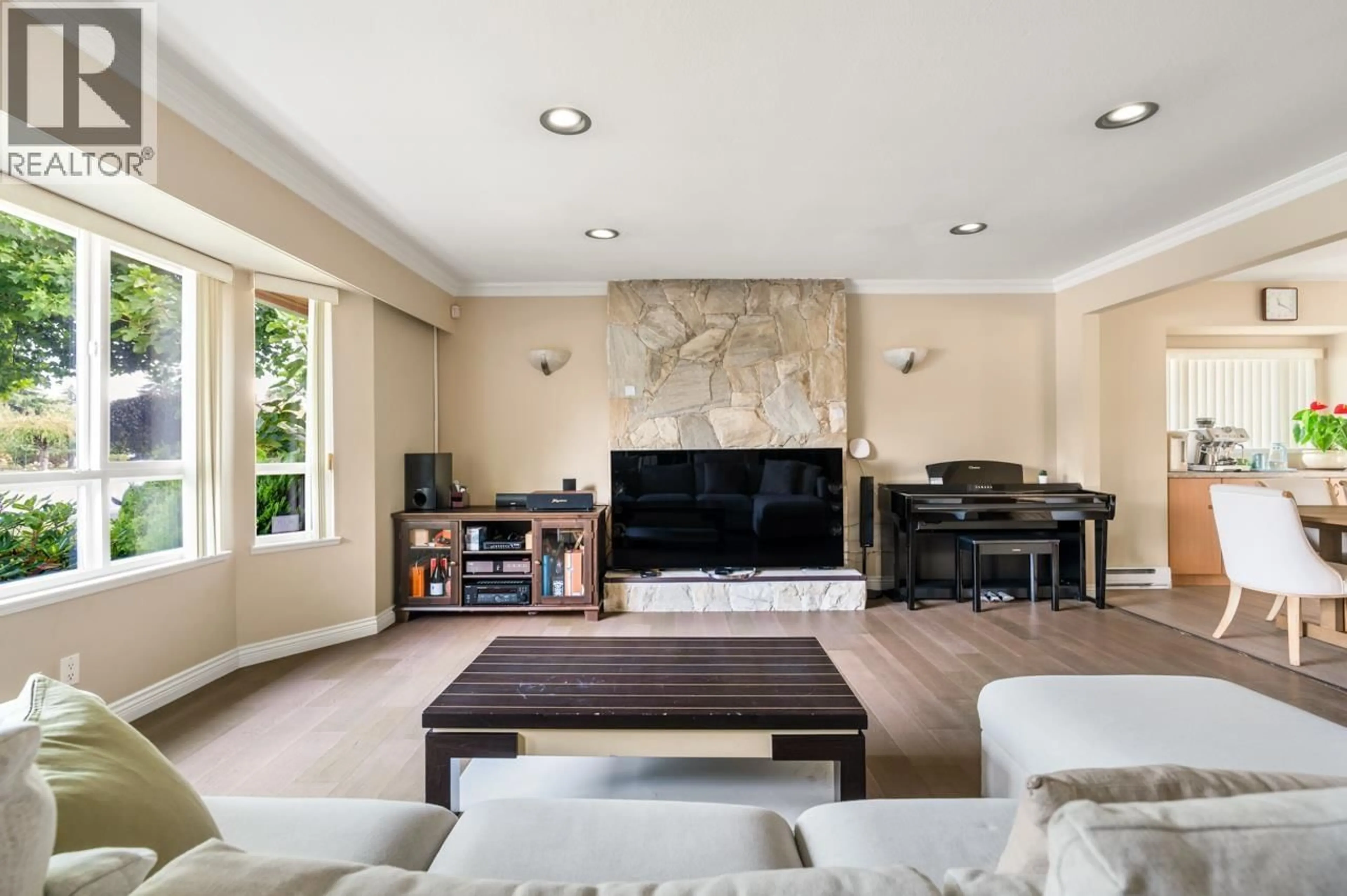 Living room with furniture, unknown for 8620 DEMOREST DRIVE, Richmond British Columbia V7A4M1