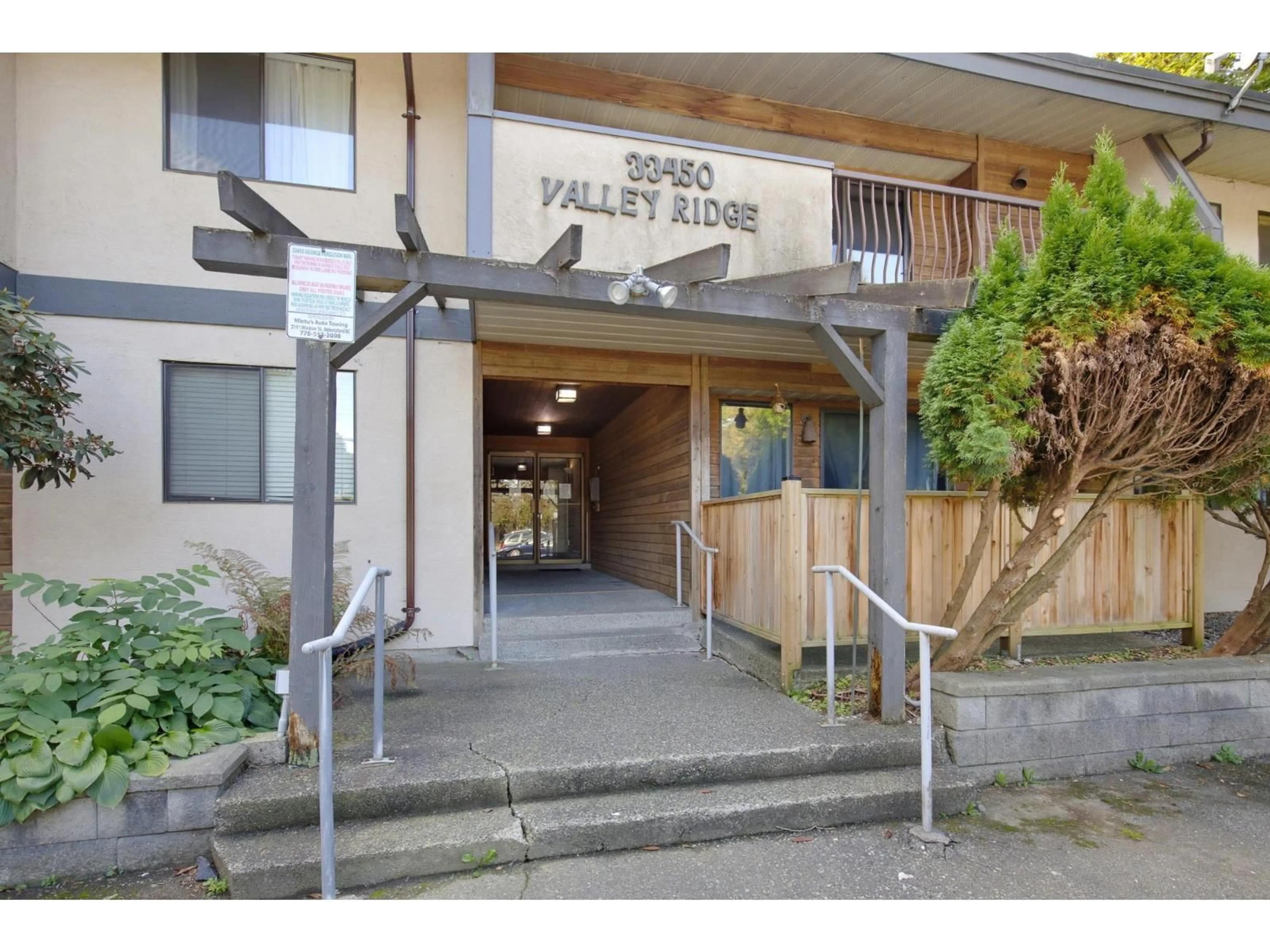 Indoor foyer for 101 - 33450 GEORGE FERGUSON WAY, Abbotsford British Columbia V2S2L8