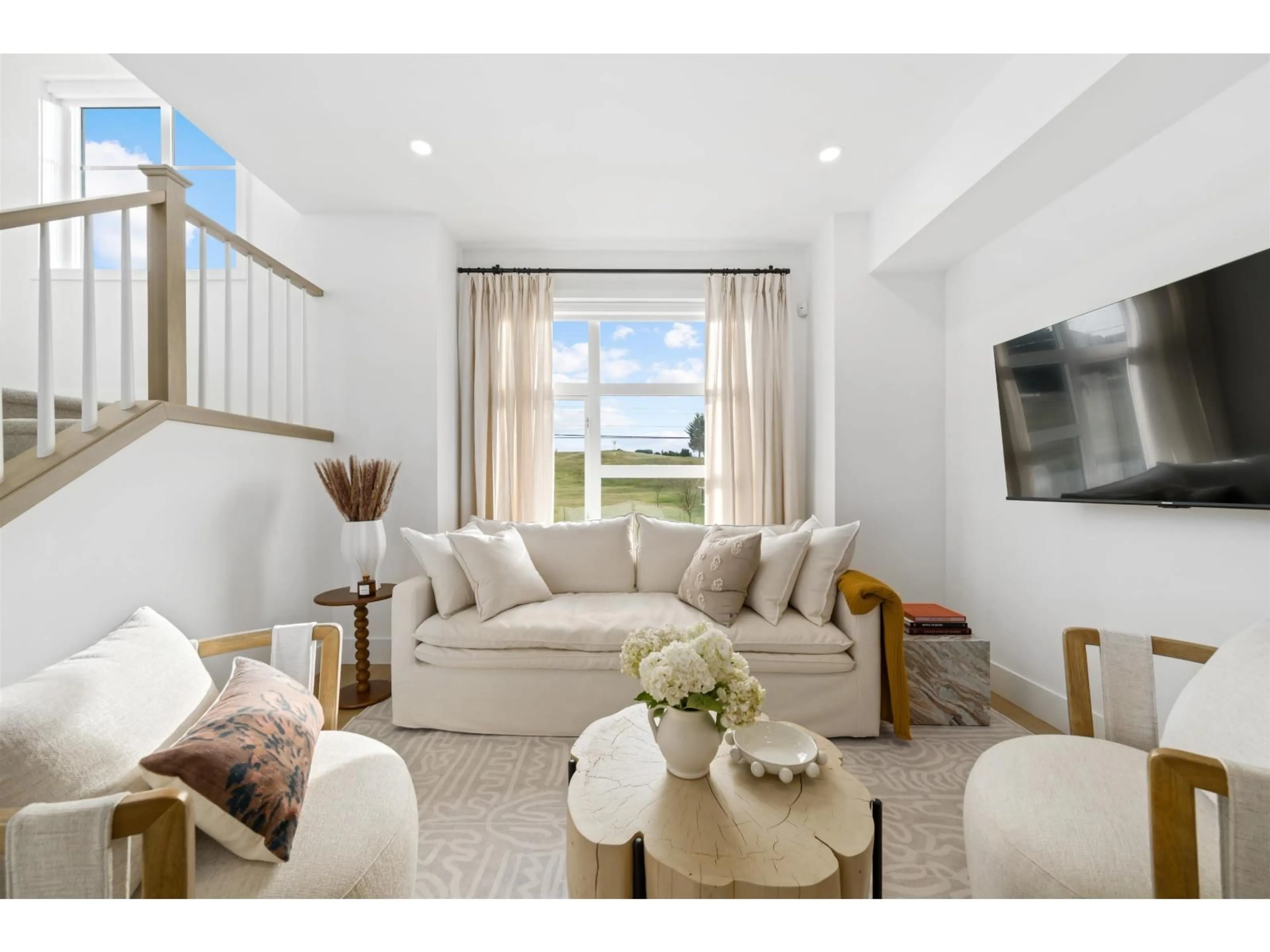 Living room with furniture, unknown for 8 - 32929 CHERRY AVENUE, Mission British Columbia V2V2V1