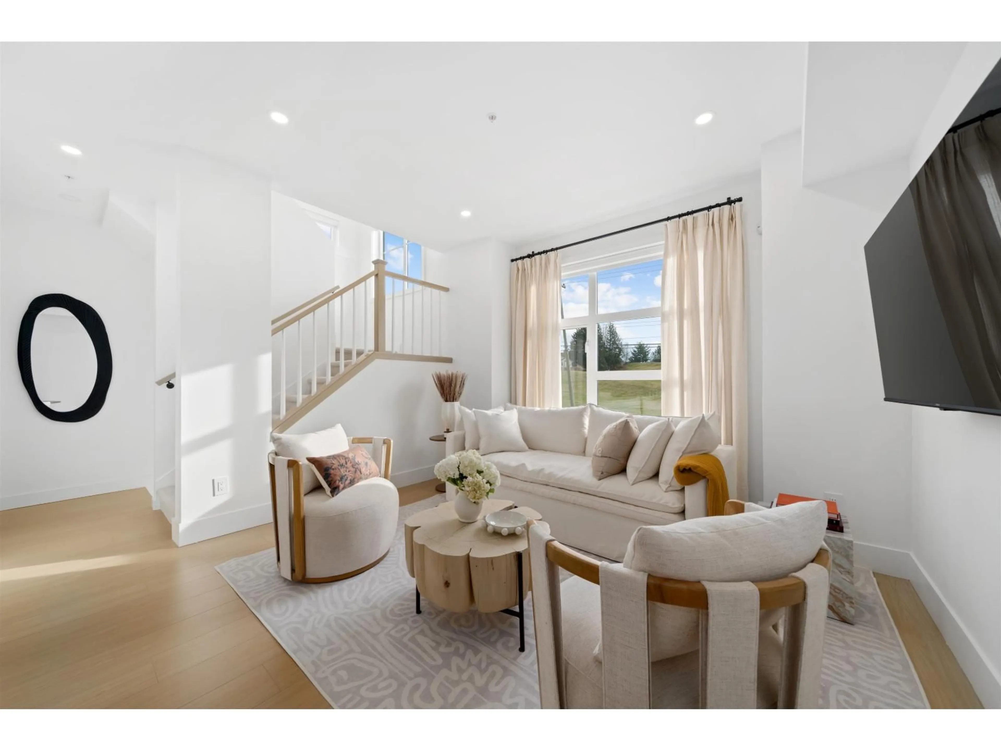 Living room with furniture, unknown for 8 - 32929 CHERRY AVENUE, Mission British Columbia V2V2V1