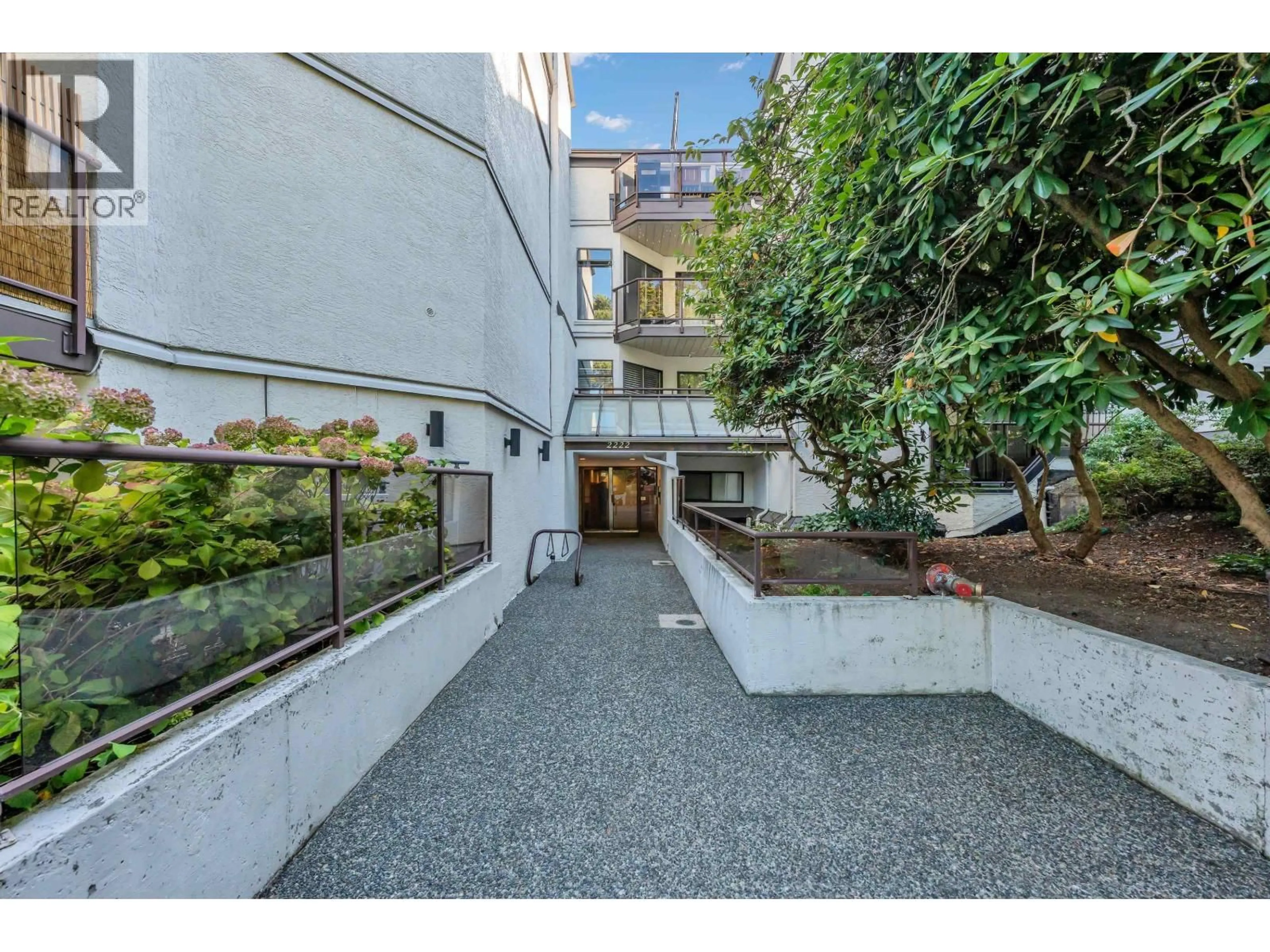 Indoor foyer for 110 - 2222 PRINCE EDWARD STREET, Vancouver British Columbia V5T4M6