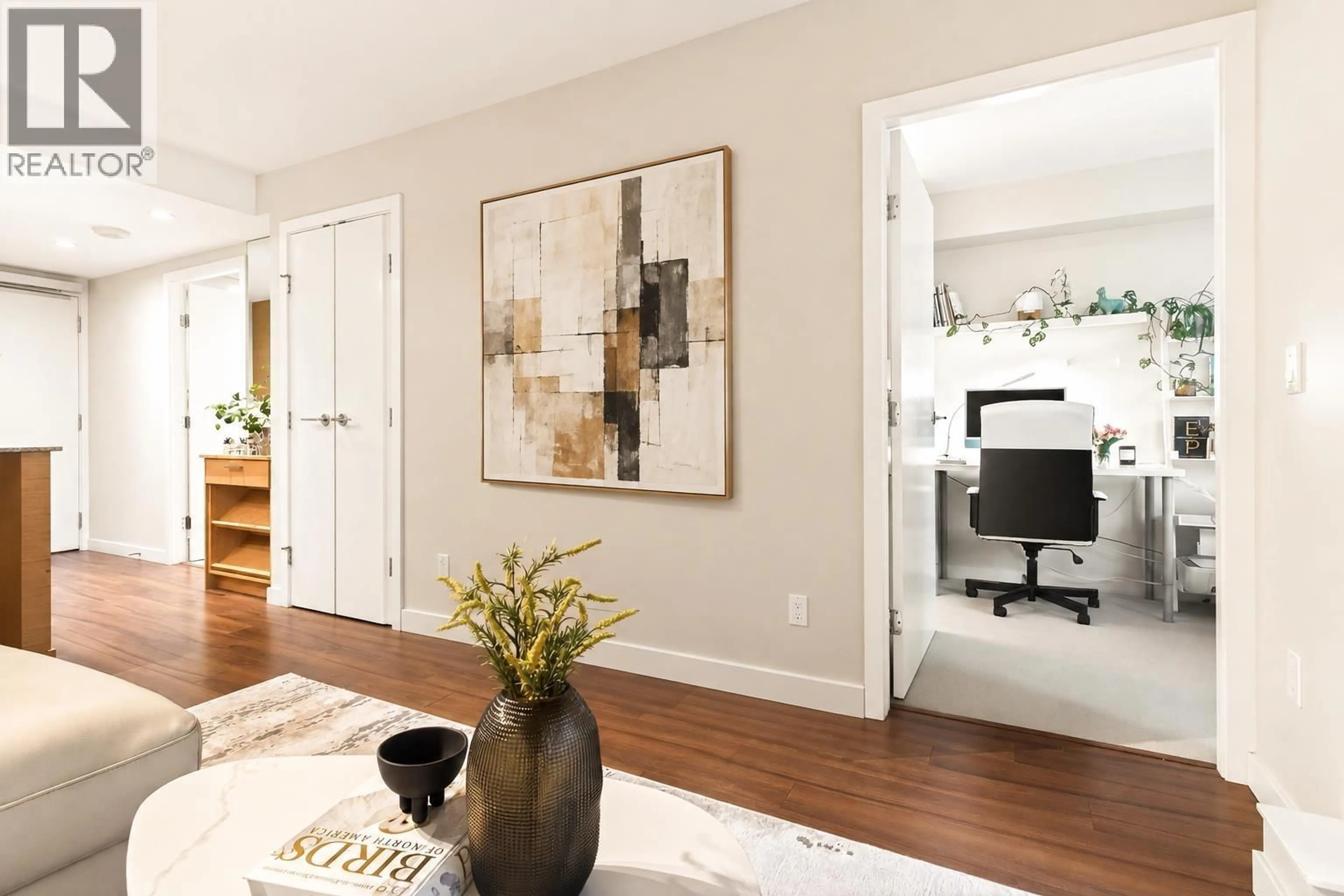 Indoor entryway for 413 - 135 17 STREET, North Vancouver British Columbia V7L0C4