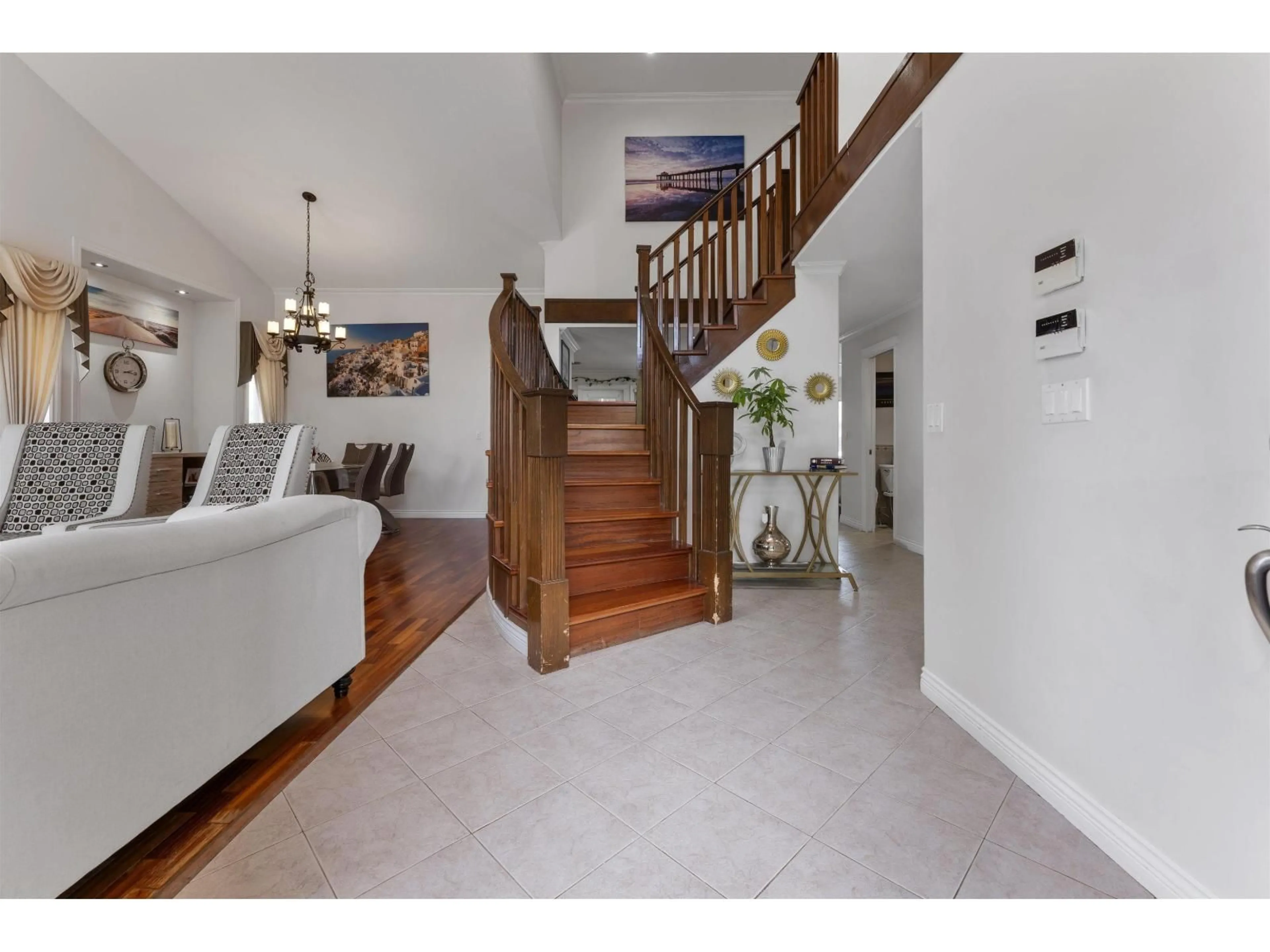 Indoor foyer for 7670 150B STREET, Surrey British Columbia V3S5P1