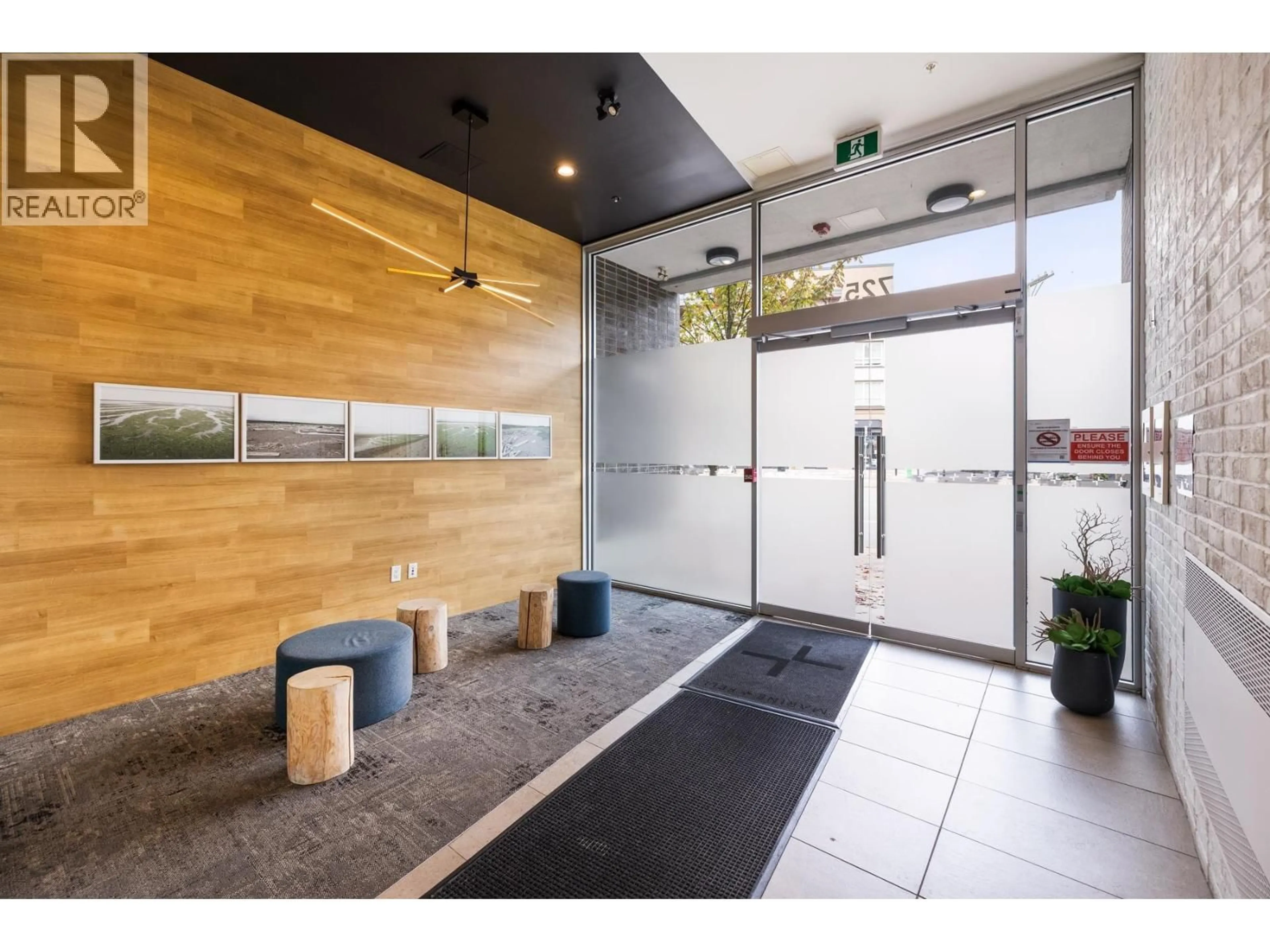 Indoor foyer for 209 - 725 MARINE DRIVE, North Vancouver British Columbia V7M0G2