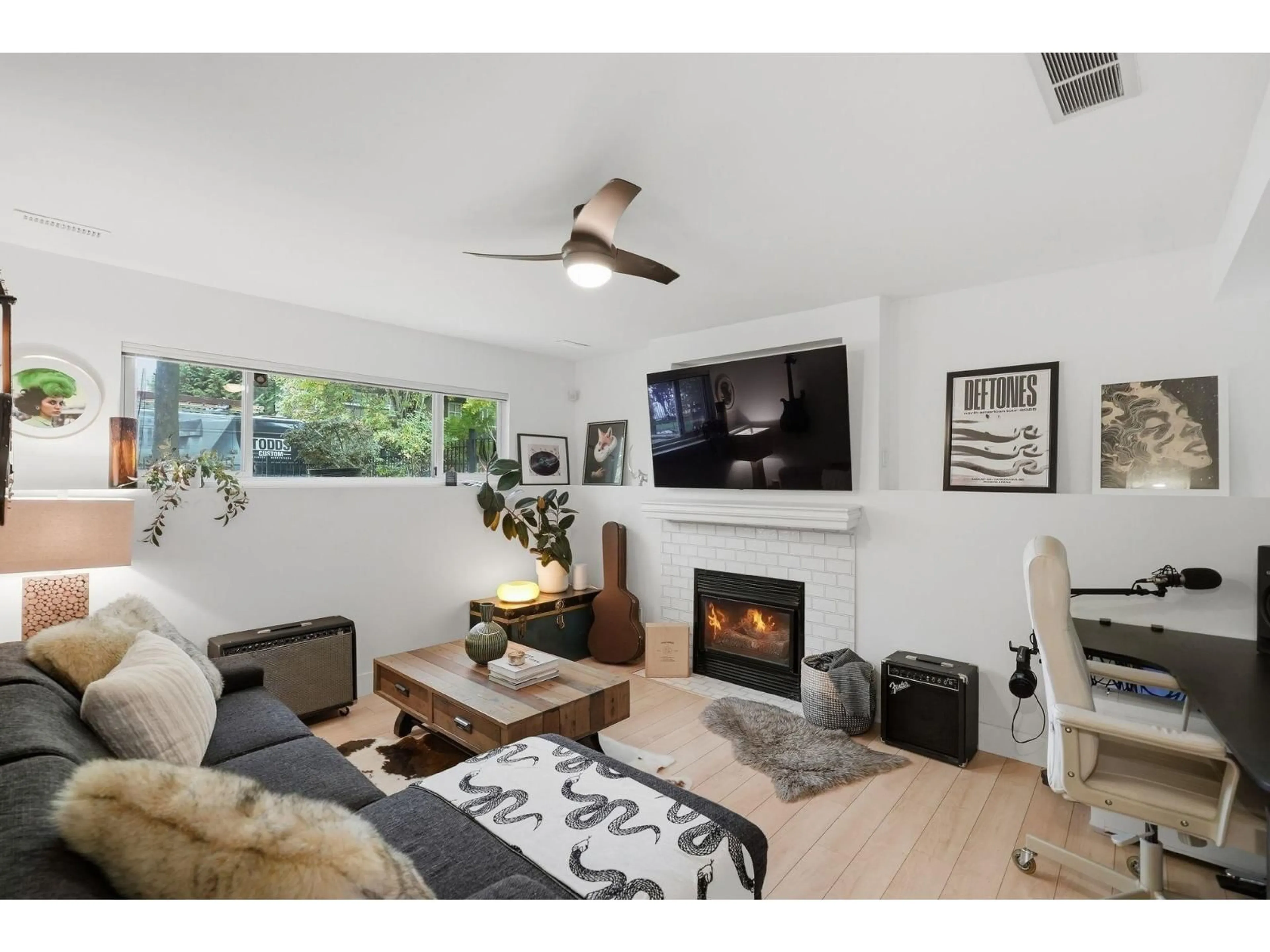 Living room with furniture, wood/laminate floor for 6556 121 STREET, Surrey British Columbia V3W1C5