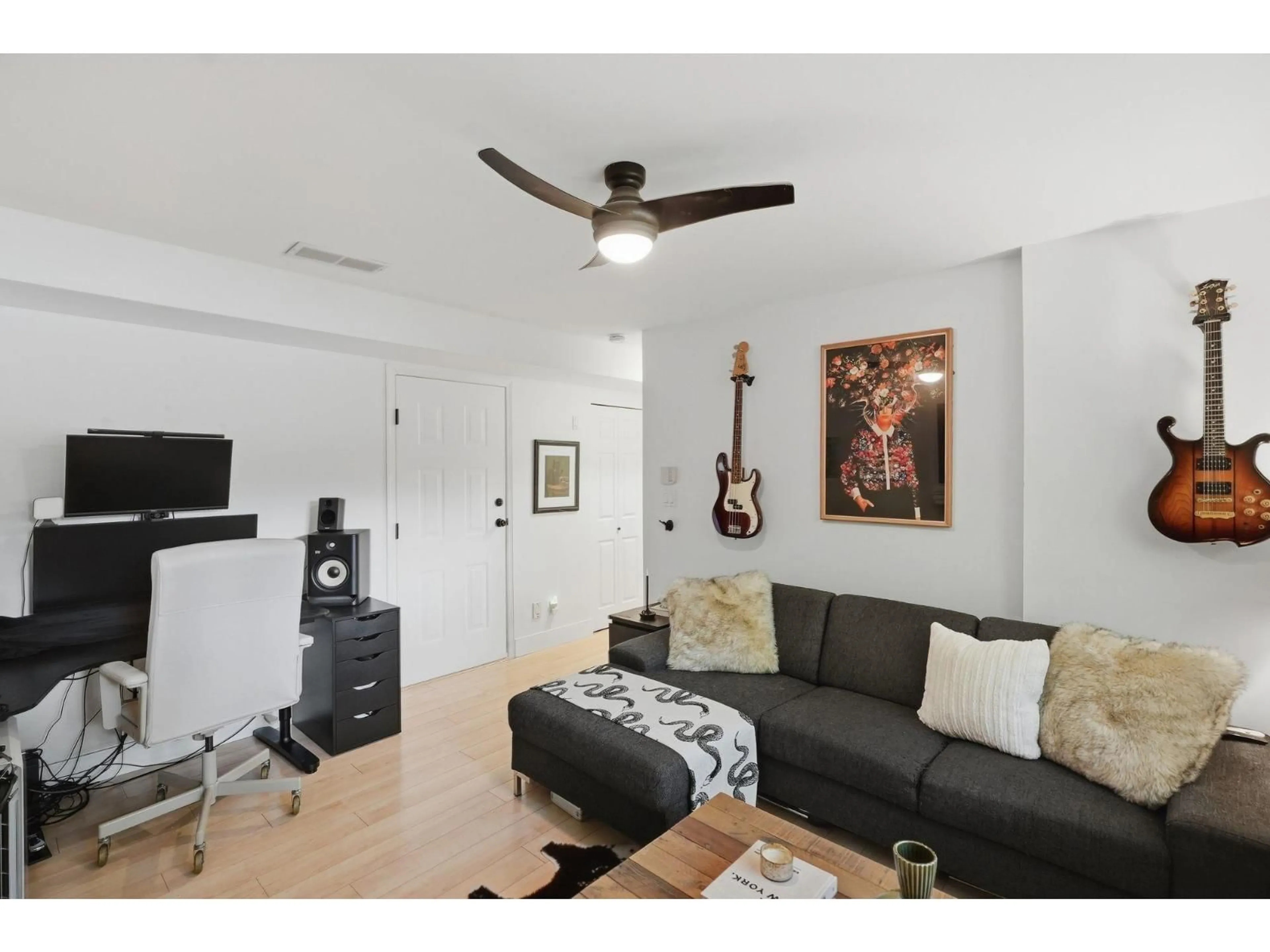 Living room with furniture, wood/laminate floor for 6556 121 STREET, Surrey British Columbia V3W1C5