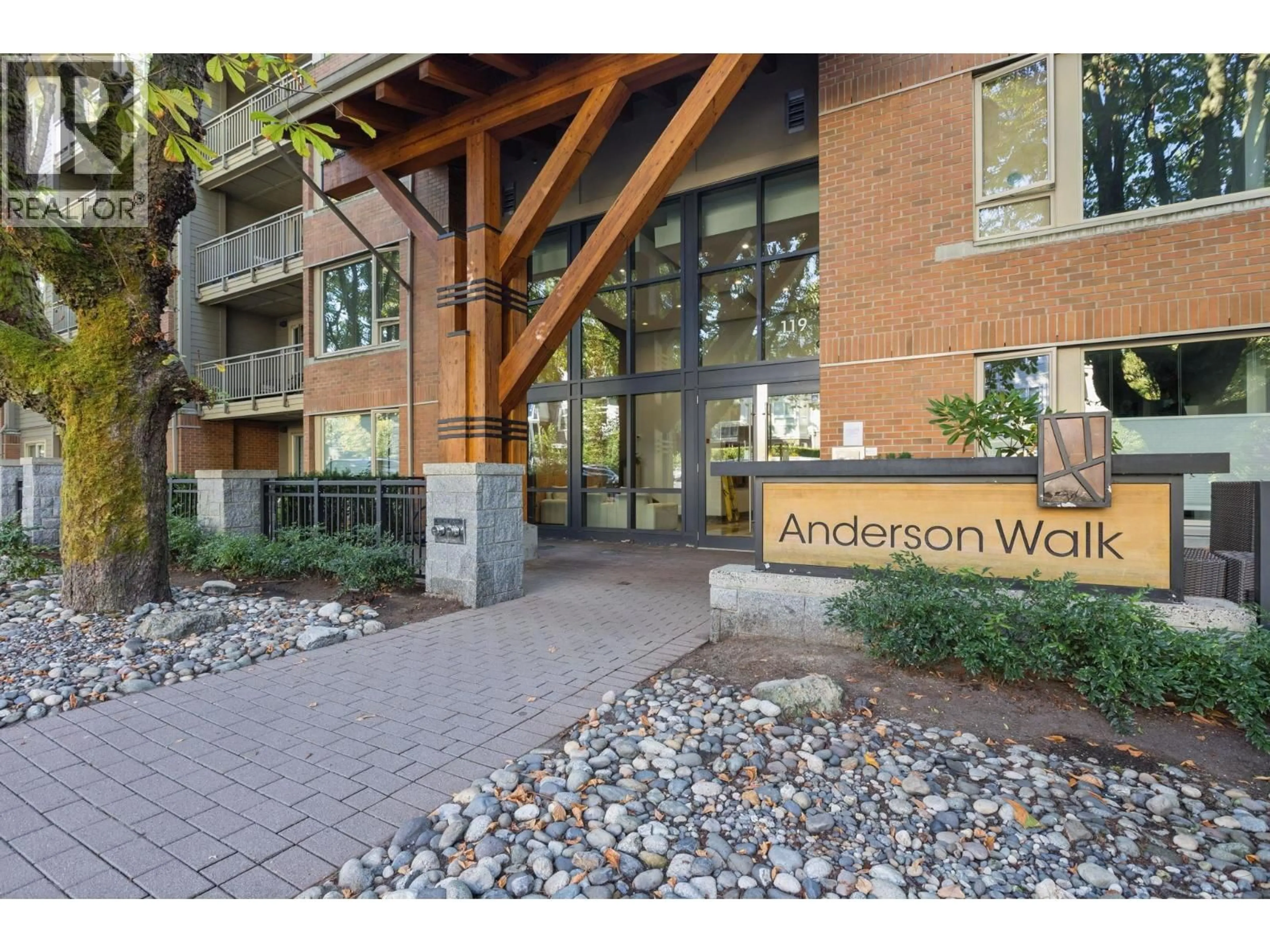 Indoor foyer for 304 - 119 22ND STREET STREET, North Vancouver British Columbia V7M0B4
