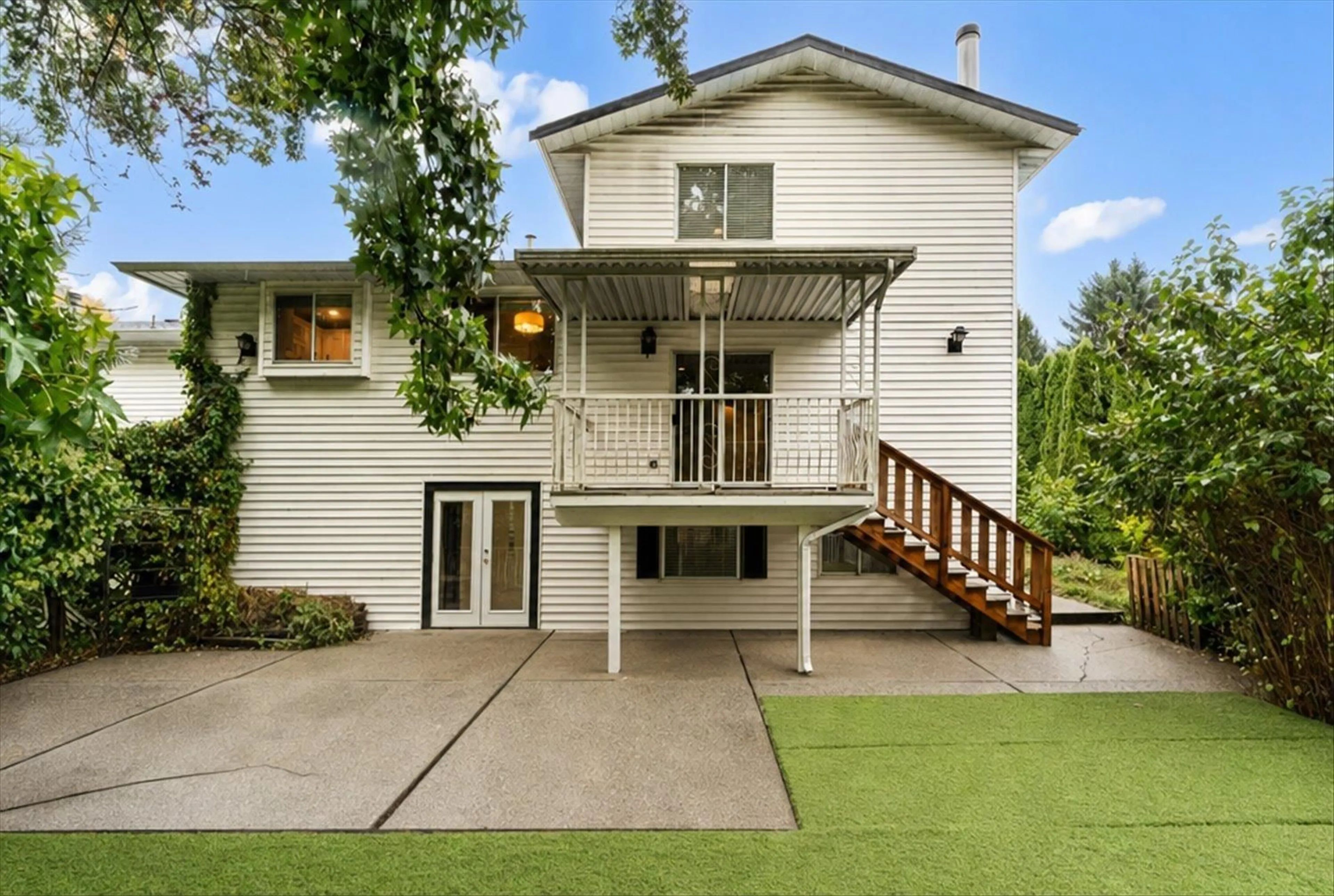 Home with vinyl exterior material, street for 2833 GARDNER PLACE, Abbotsford British Columbia V2T5E1