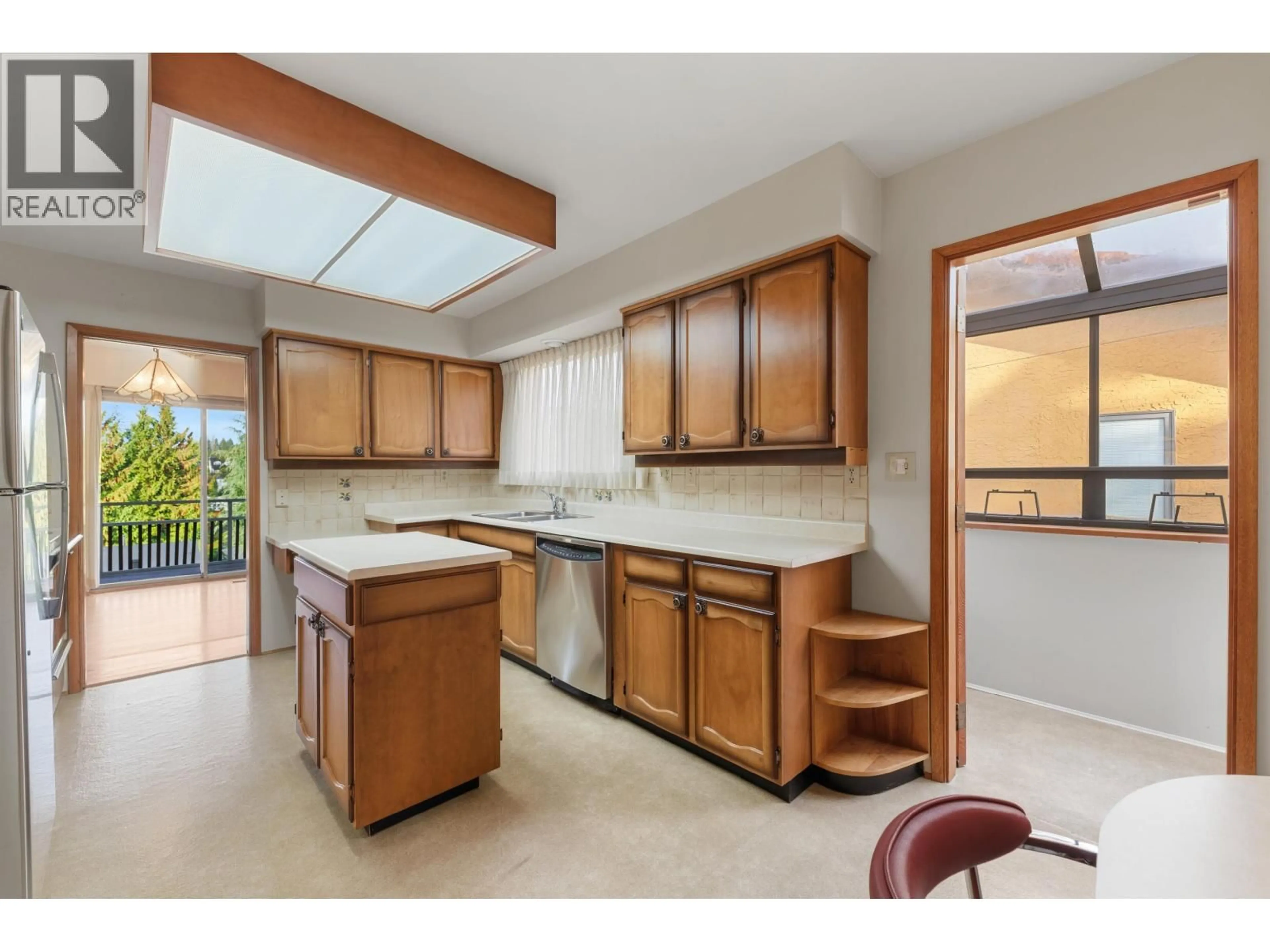 Standard kitchen, ceramic/tile floor for 1541 HOWARD AVENUE, Burnaby British Columbia V5B3S2