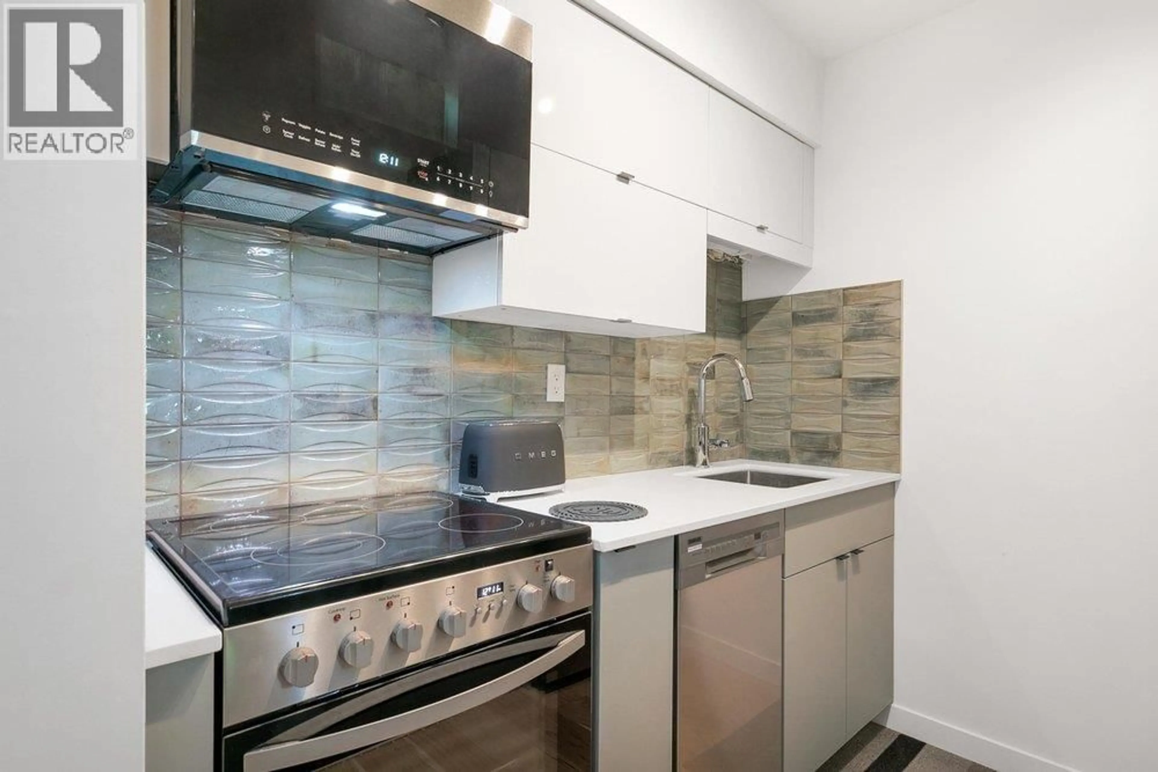 Standard kitchen, ceramic/tile floor for 208 - 2119 BELLEVUE AVENUE, West Vancouver British Columbia V7V1C2