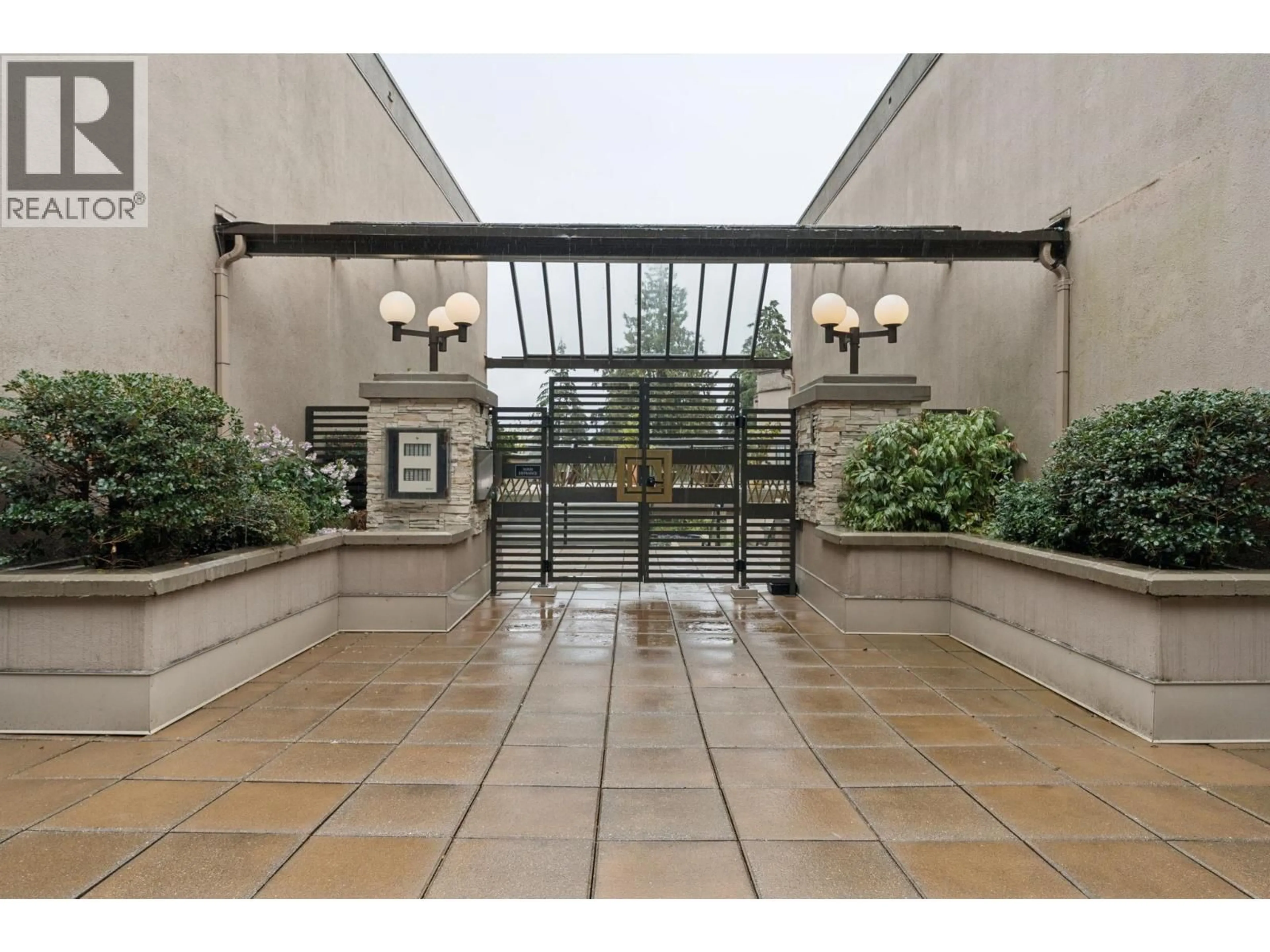Indoor foyer for 602 - 1500 OSTLER COURT, North Vancouver British Columbia V7G2S2
