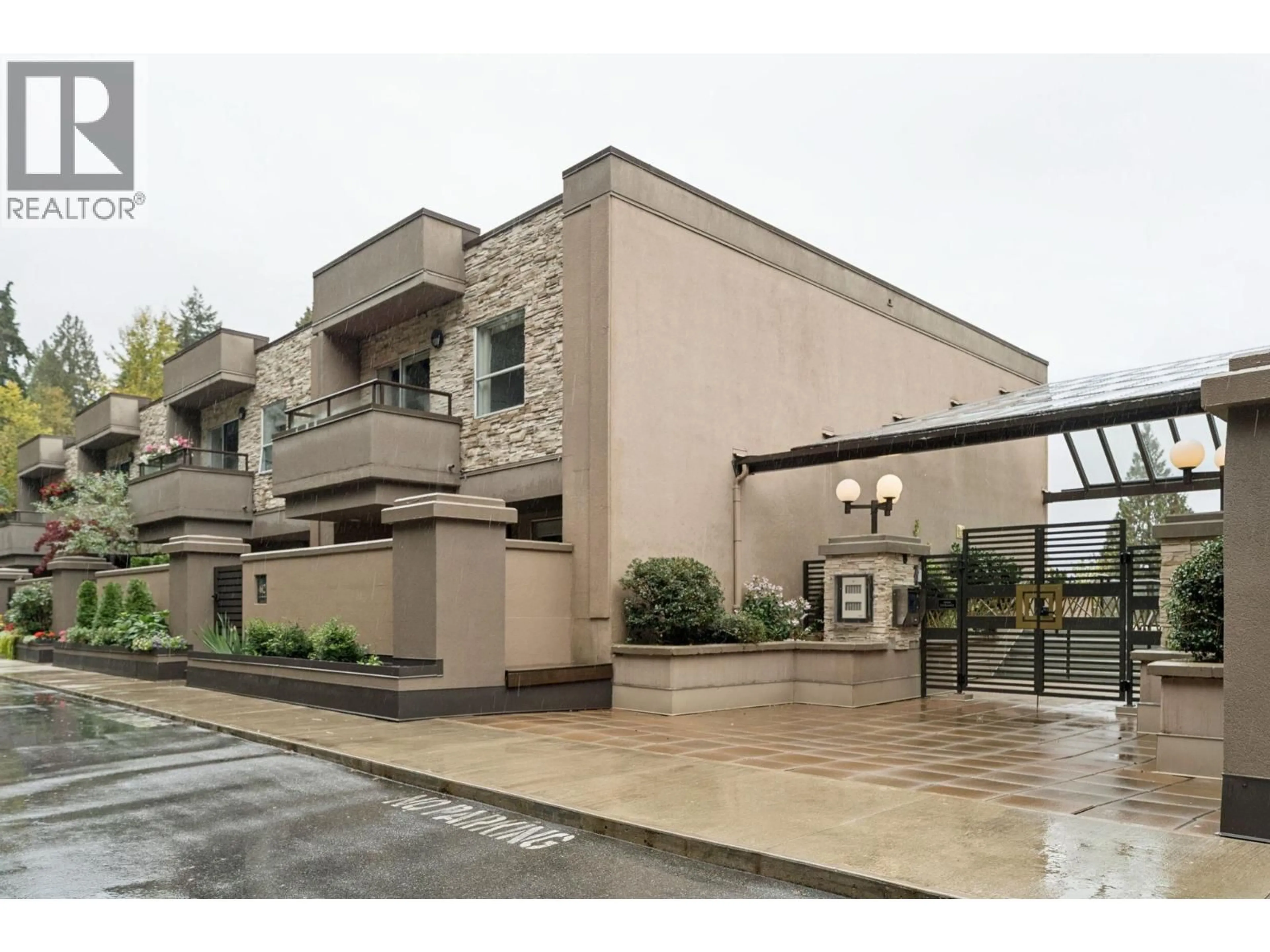Indoor foyer for 602 - 1500 OSTLER COURT, North Vancouver British Columbia V7G2S2