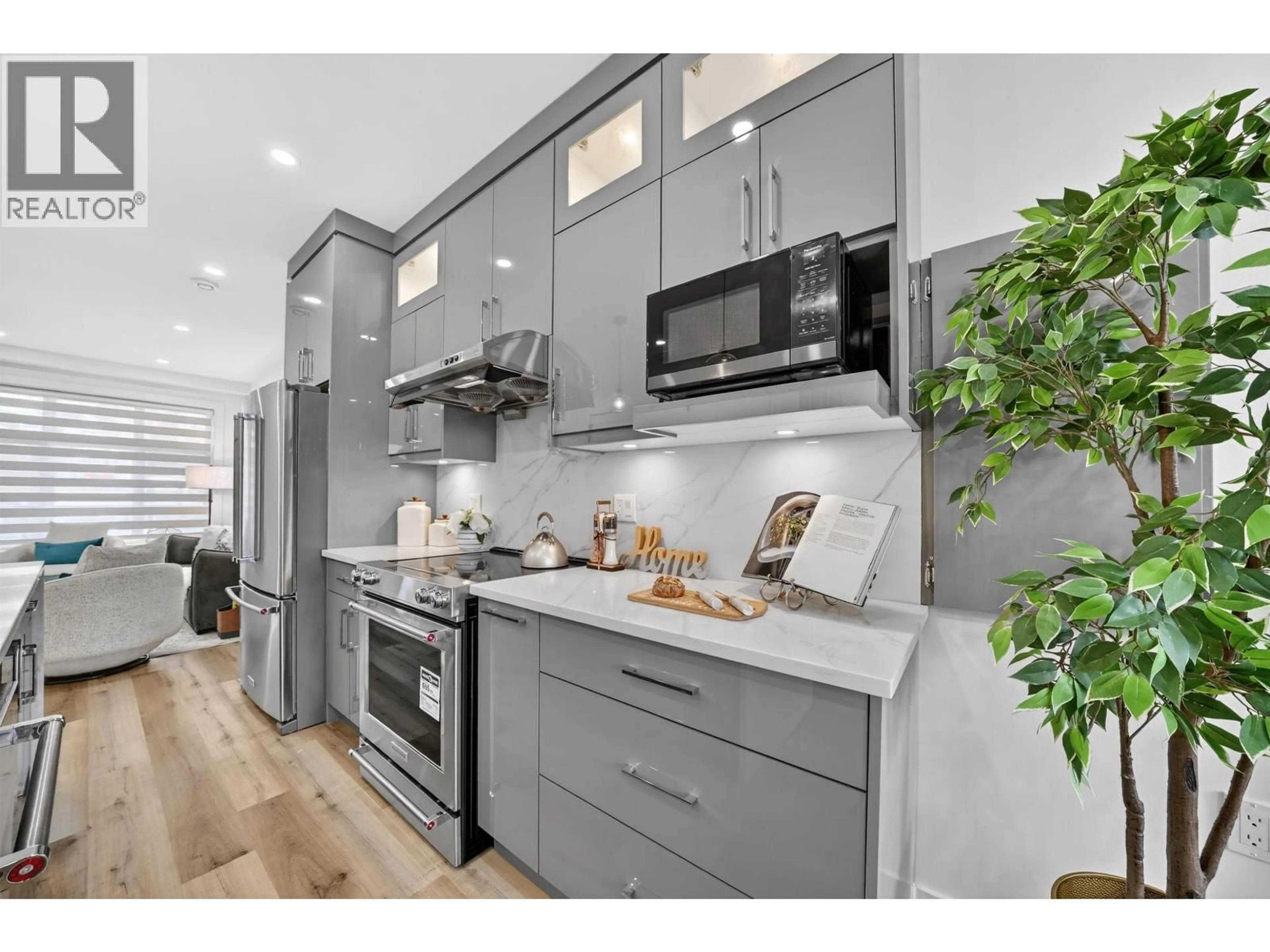 Open concept kitchen, wood/laminate floor for 516 60TH AVENUE, Vancouver British Columbia V6P1Z7