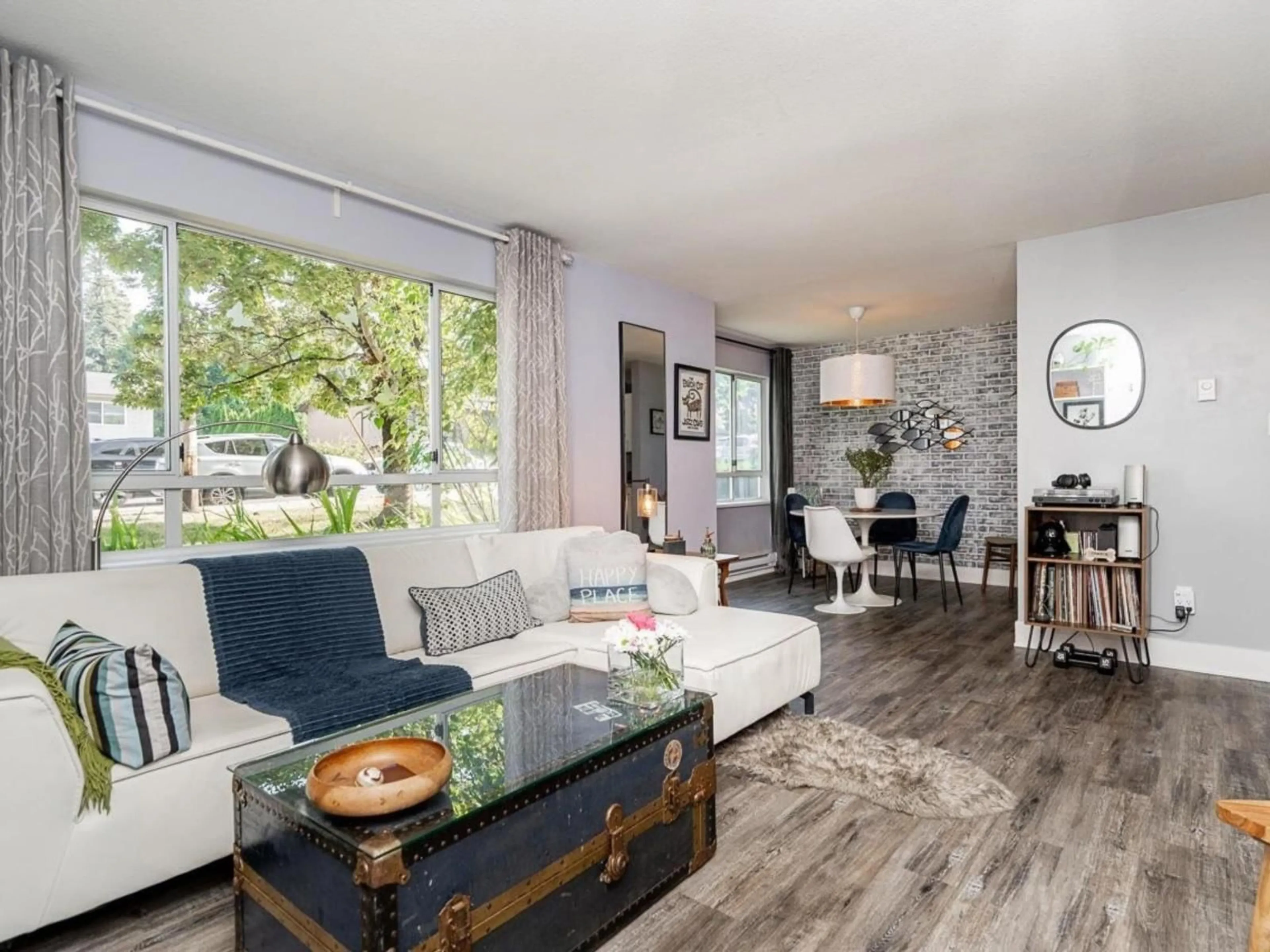 Living room with furniture, wood/laminate floor for 104 - 15991 THRIFT AVENUE, White Rock British Columbia V4B2M9