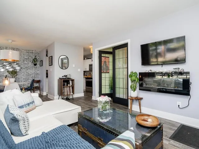 104 - 15991 THRIFT AVENUE, White Rock 2