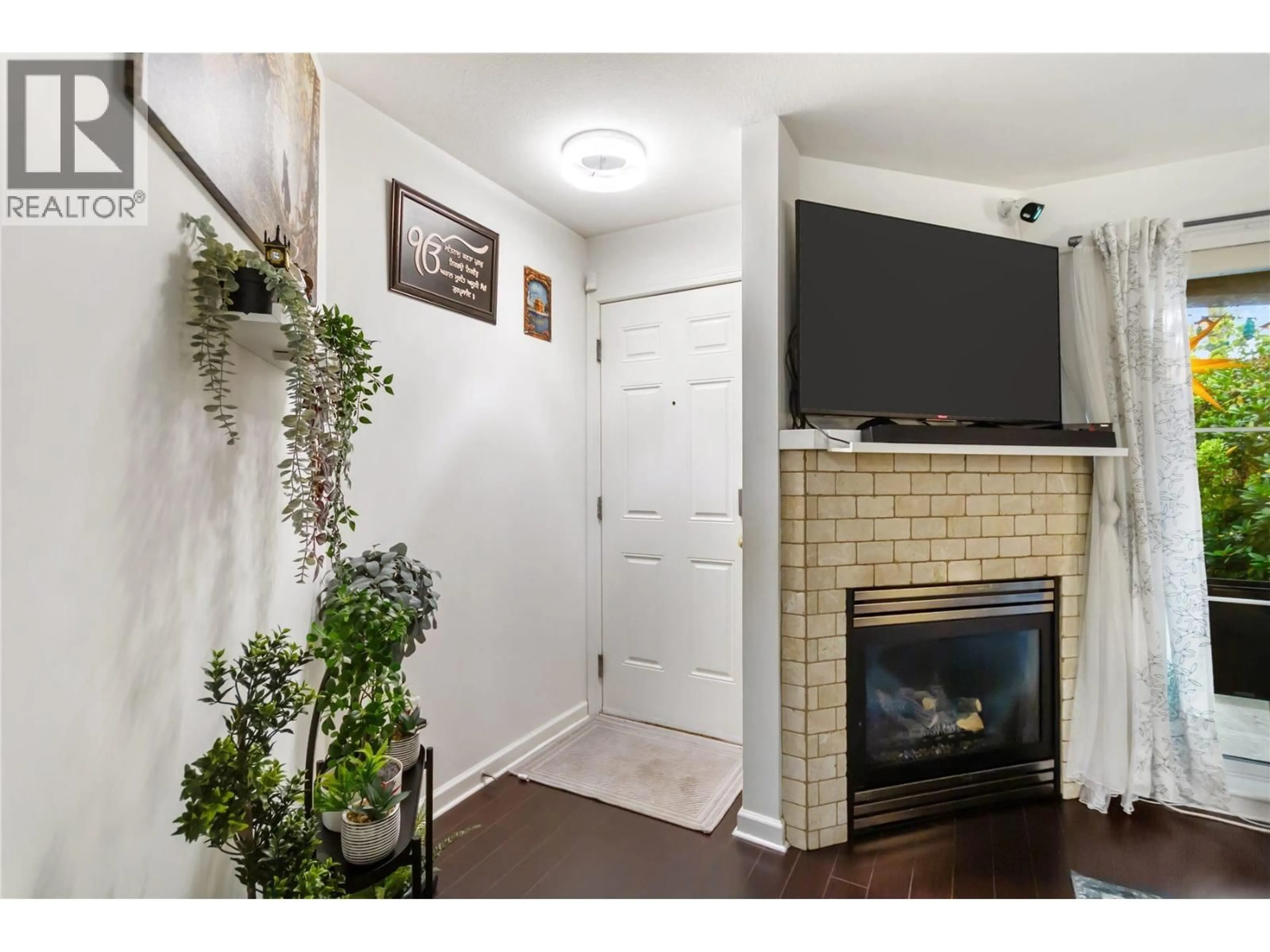 Indoor entryway for 2 - 1383 BRUNETTE AVENUE, Coquitlam British Columbia V3K1G6