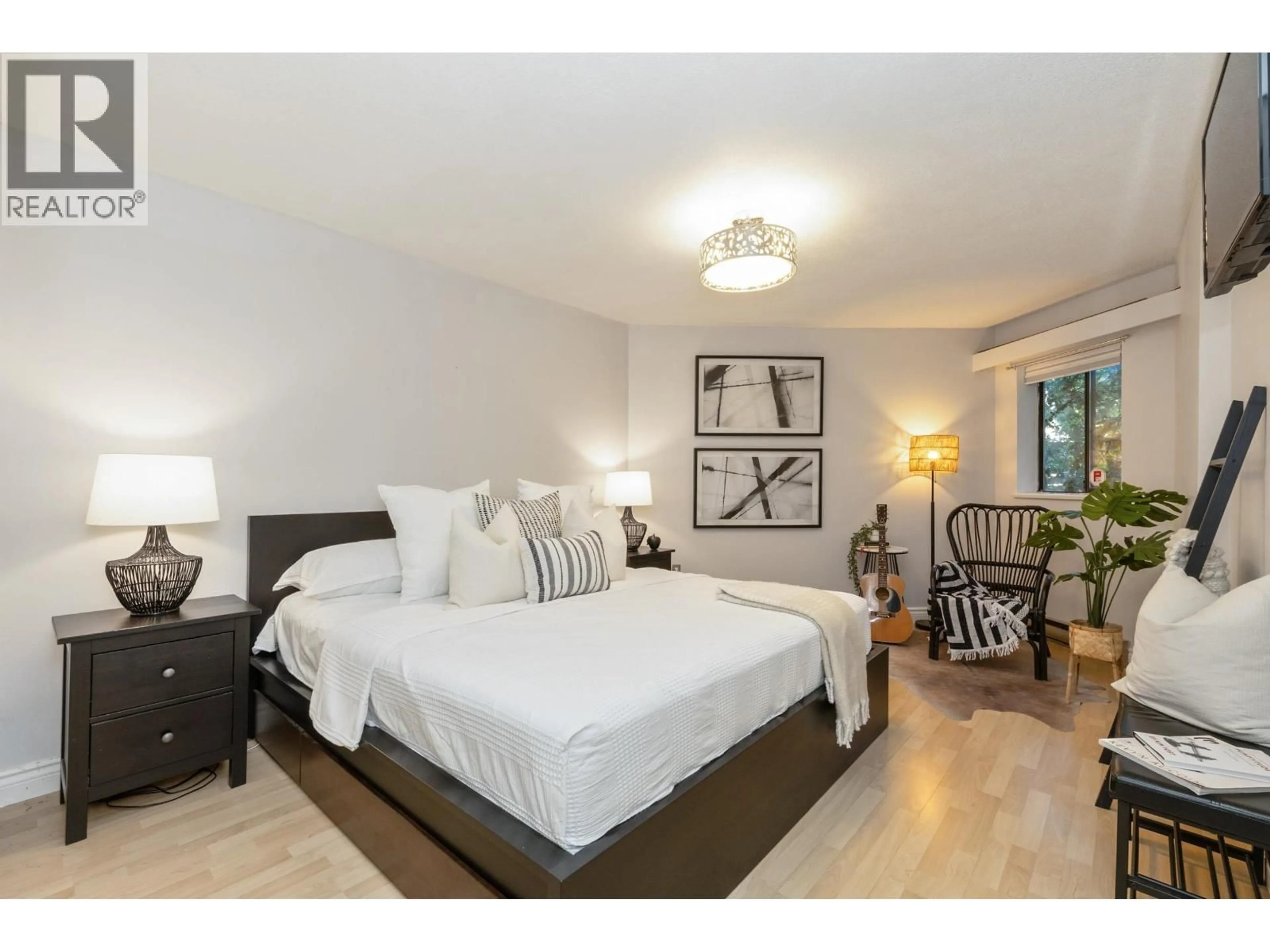 Bedroom with bed, wood/laminate floor for 112 - 6105 KINGSWAY, Burnaby British Columbia V5J5C7