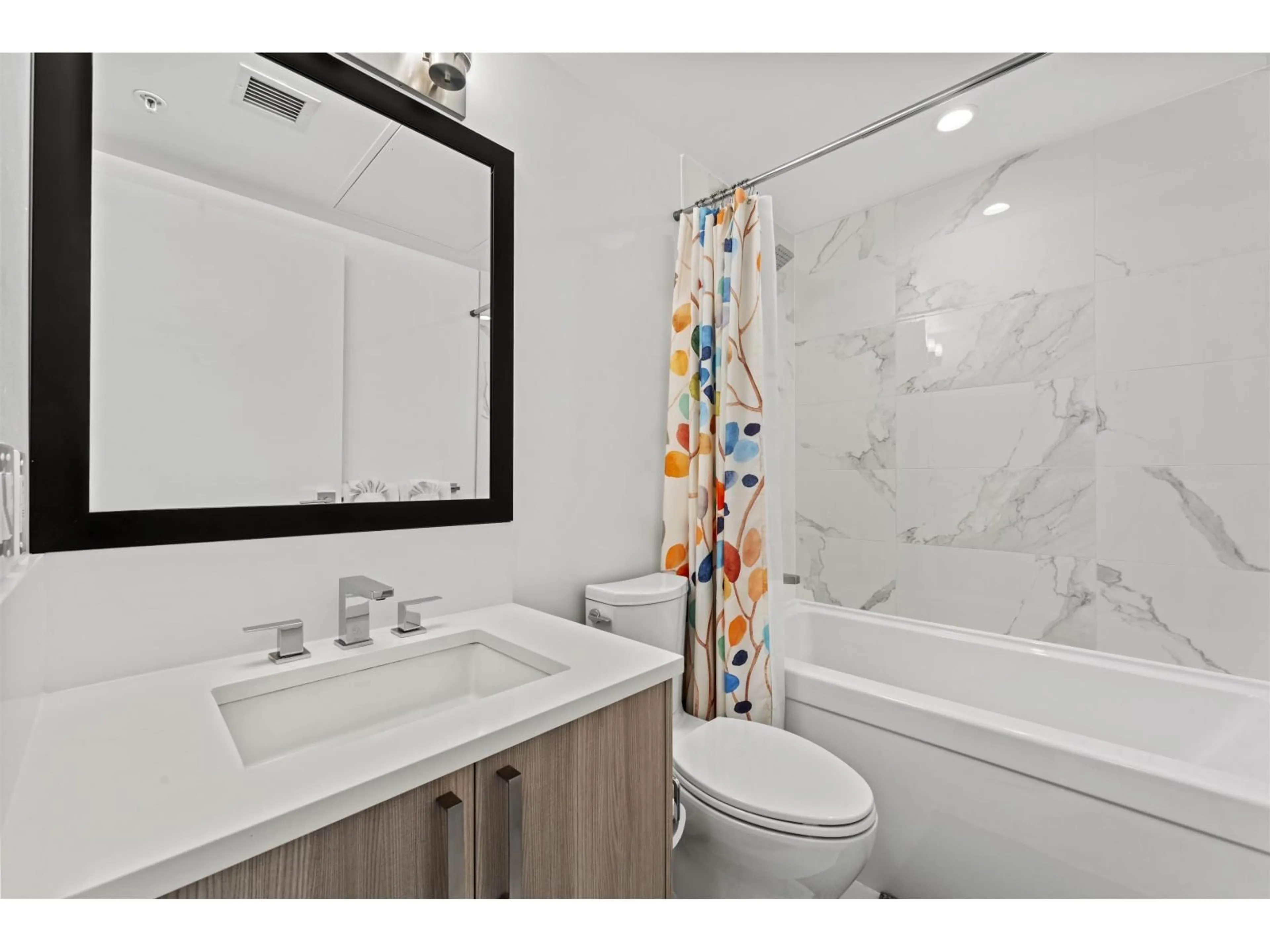 Standard bathroom, ceramic/tile floor for 2109 - 13350 CENTRAL AVENUE, Surrey British Columbia V3T0S1