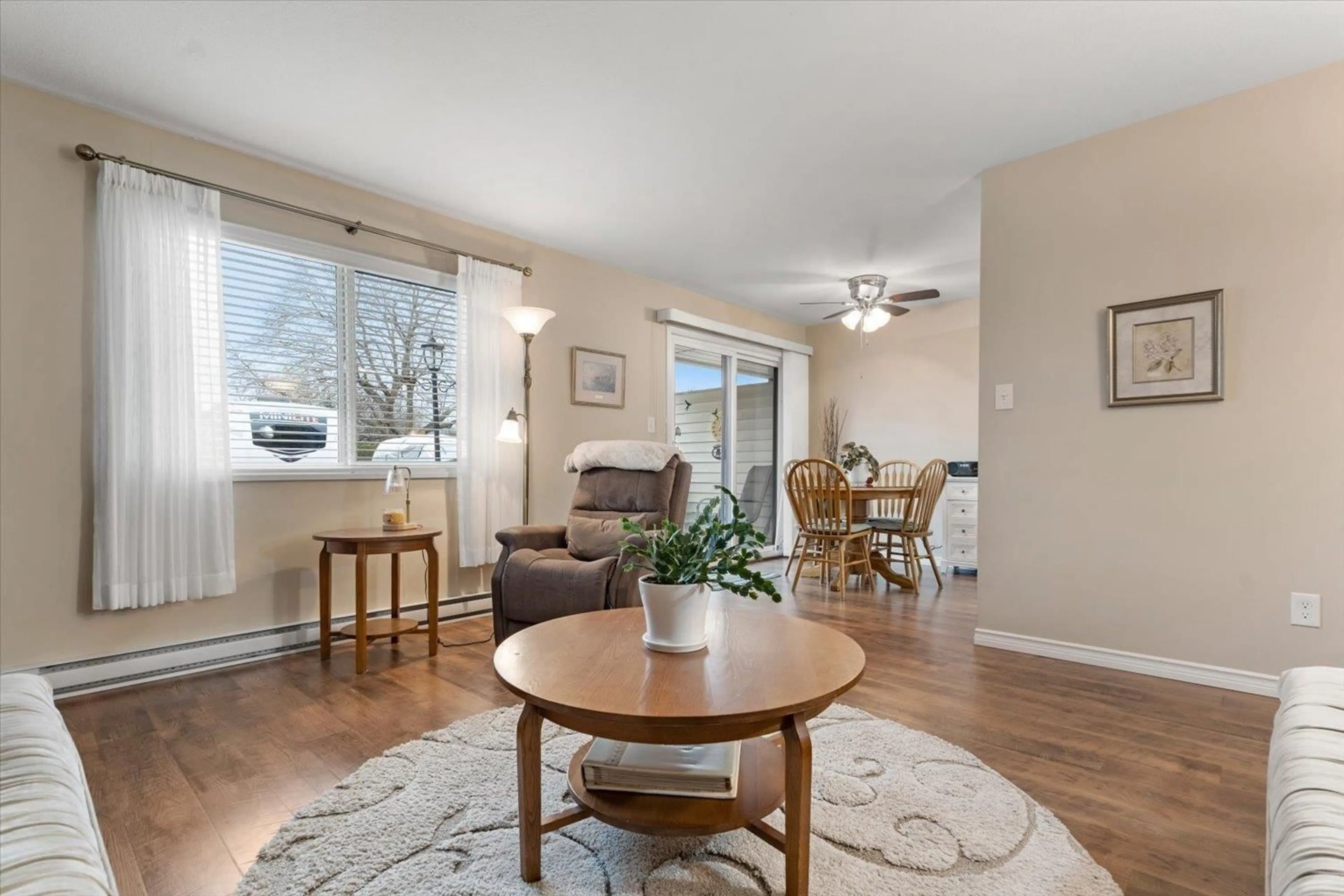 Living room with furniture, wood/laminate floor for 35 - 7455 HURON STREET, Chilliwack British Columbia V2R3T9