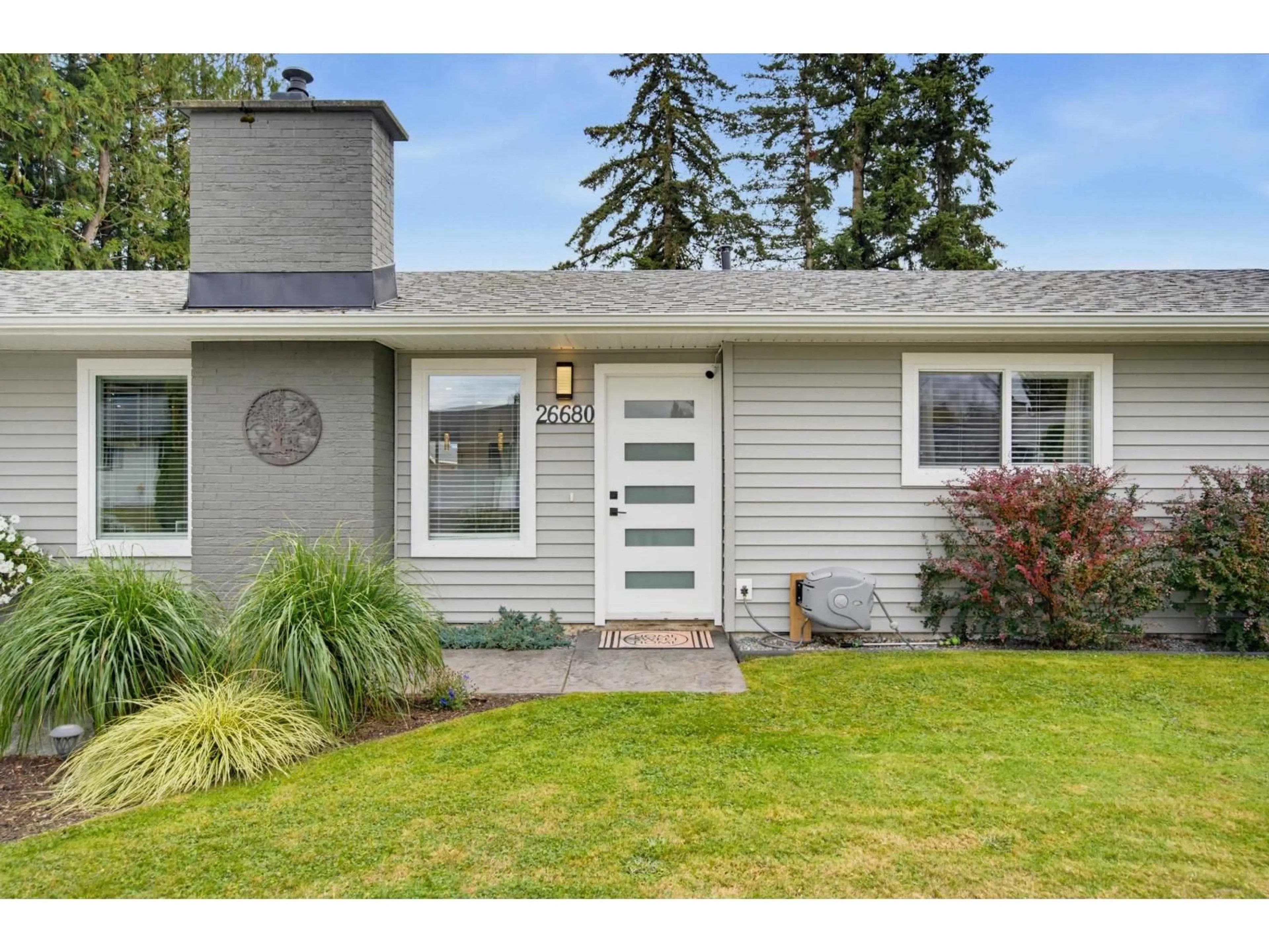 Home with vinyl exterior material, street for 26680 32 AVENUE, Langley British Columbia V4W3N8