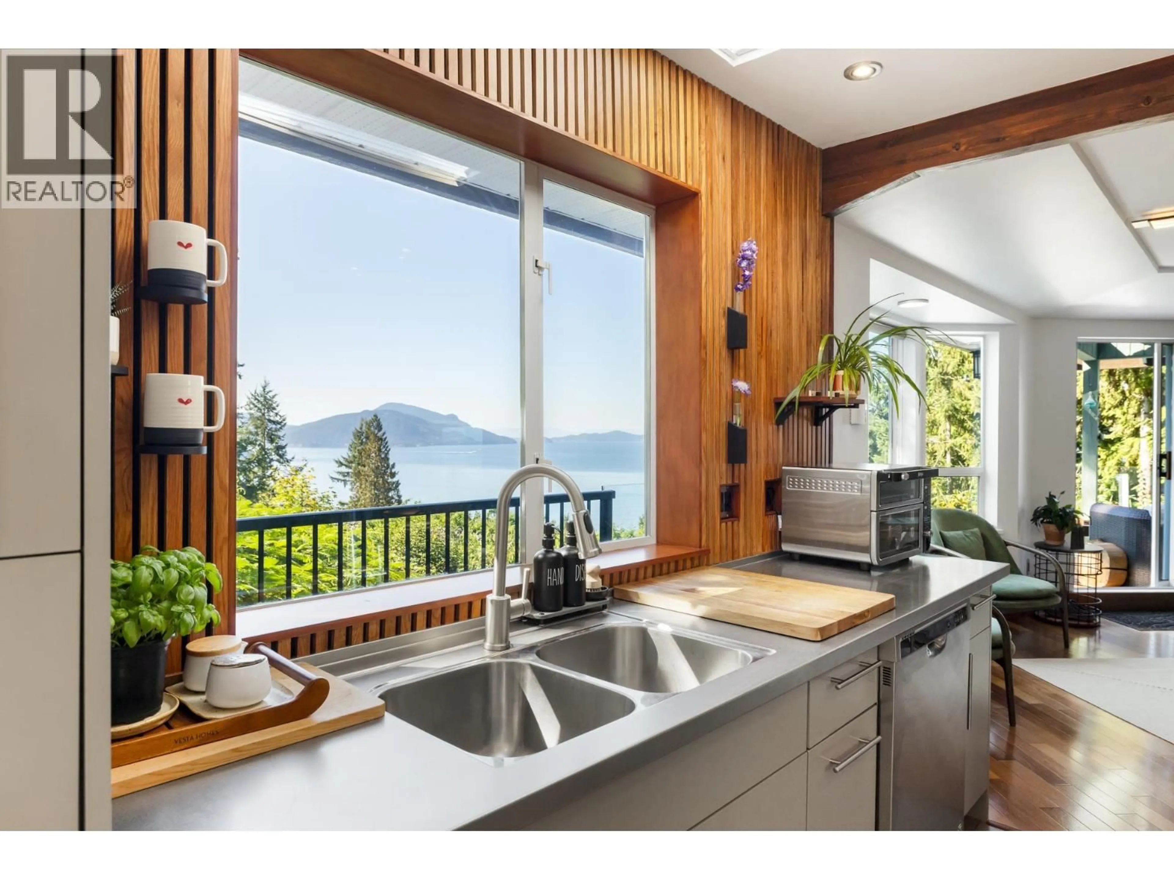 Contemporary kitchen, unknown for 350 BAYVIEW PLACE, Lions Bay British Columbia V0N2E0
