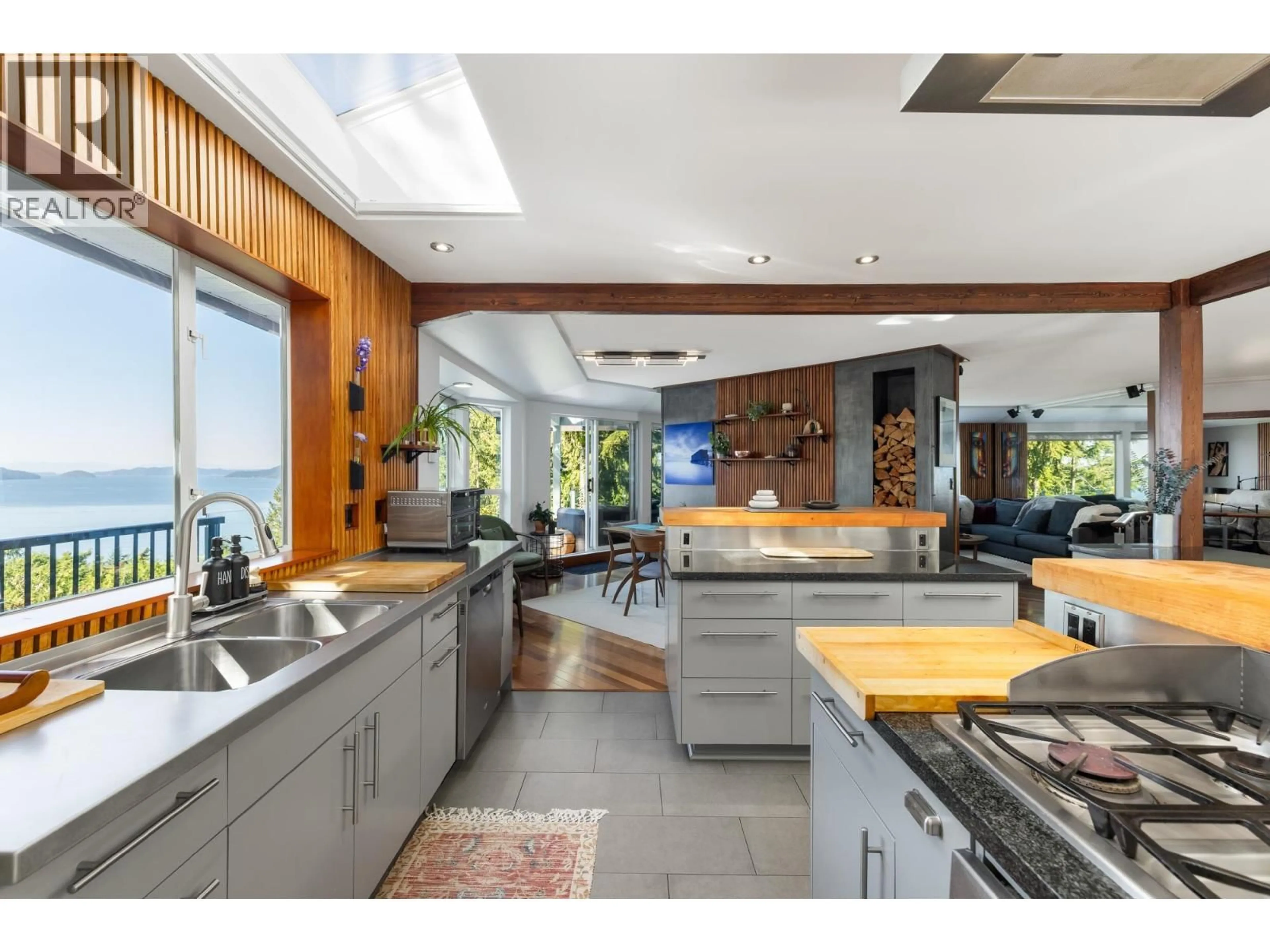 Open concept kitchen, unknown for 350 BAYVIEW PLACE, Lions Bay British Columbia V0N2E0
